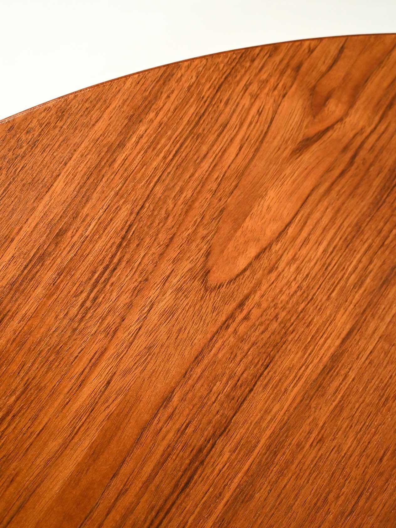 Milieu du XXe siècle Tavolo da pranzo scandinavo rotondo in teak striato en vente