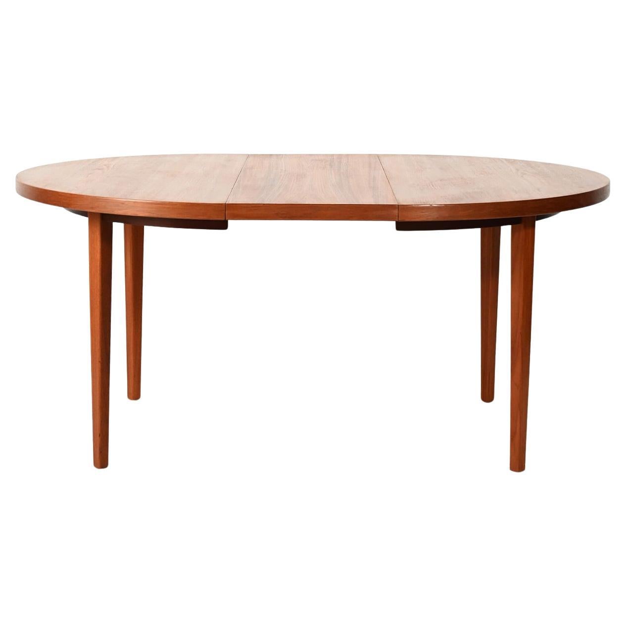 Tavolo da pranzo scandinavo rotondo in teak striato