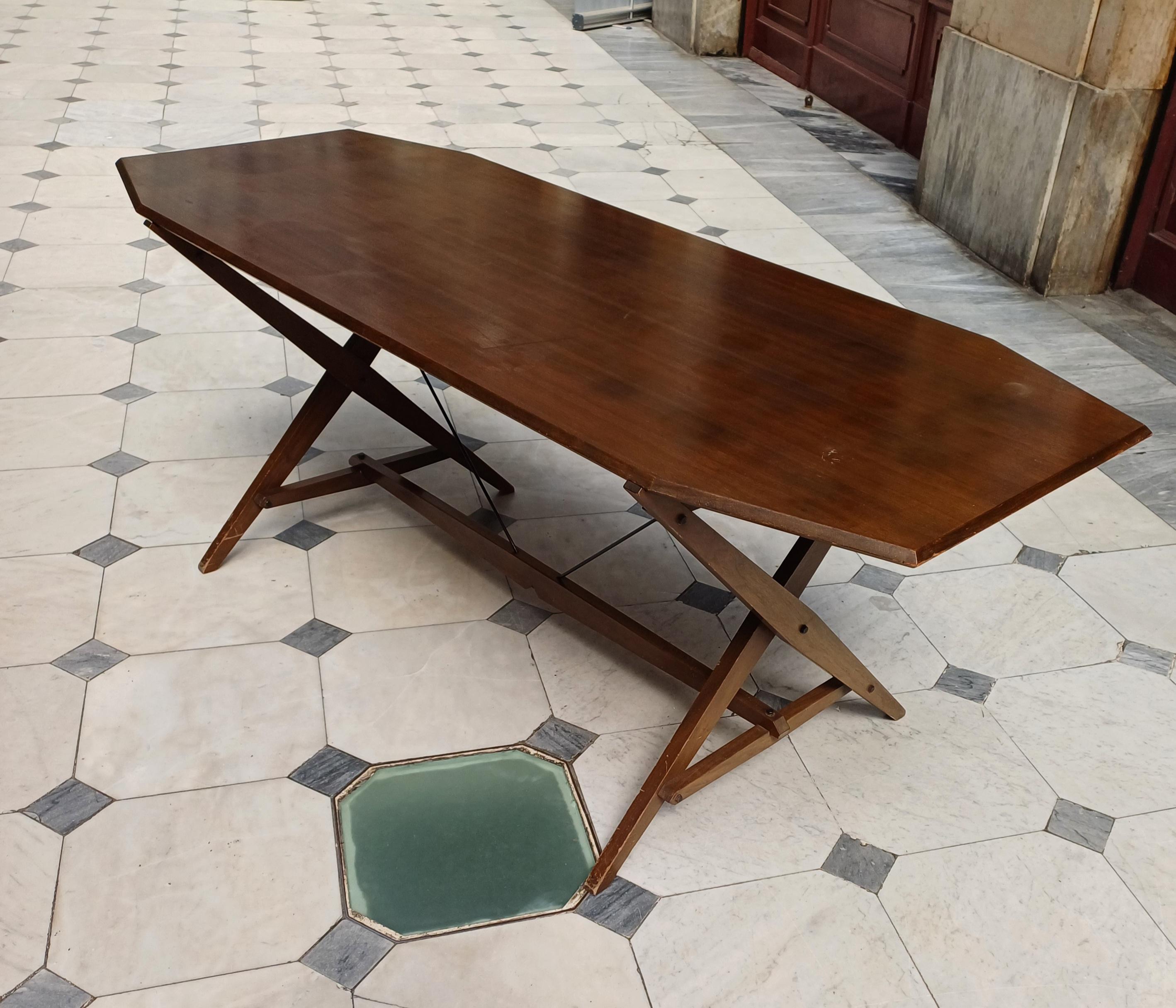 Tavolo da pranzo / scrivania modello Cavaletto TL2 progettato da Franco Albini e prodotto da Poggi Italia. Disegnato nel 1950 per il produttore Poggi, il Cavaletto può essere utilizzato sia come tavolo che come scrivania. L'attenzione ai dettagli di