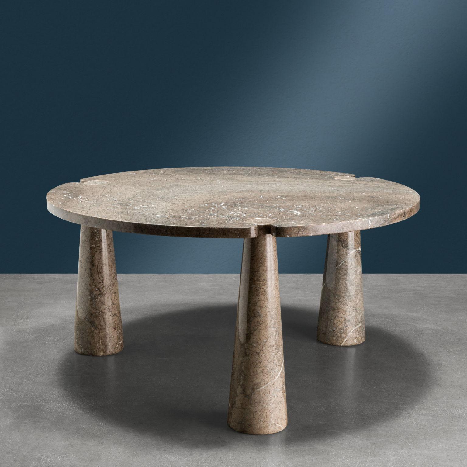 Tavolo da pranzo con piano tondo sorretto da tre gambe della serie 'Eros' in marmo grigio Mondragone. Produzione Skipper anni '70, design Angelo Mangiarotti.