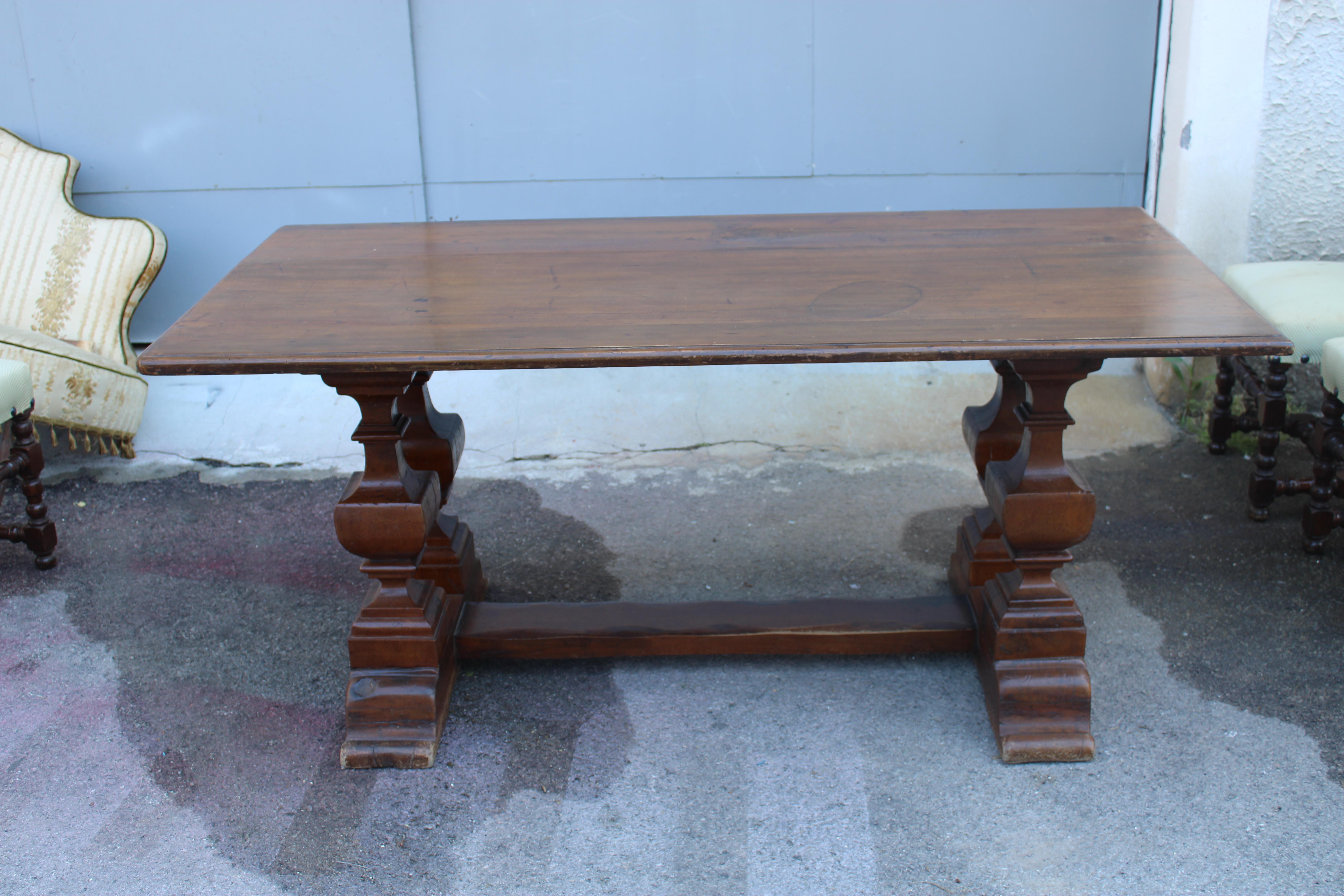 Table toscane en noyer massif Fratino avec chaises à haut dossier et pieds en spirale en châtaignier, vers 1880