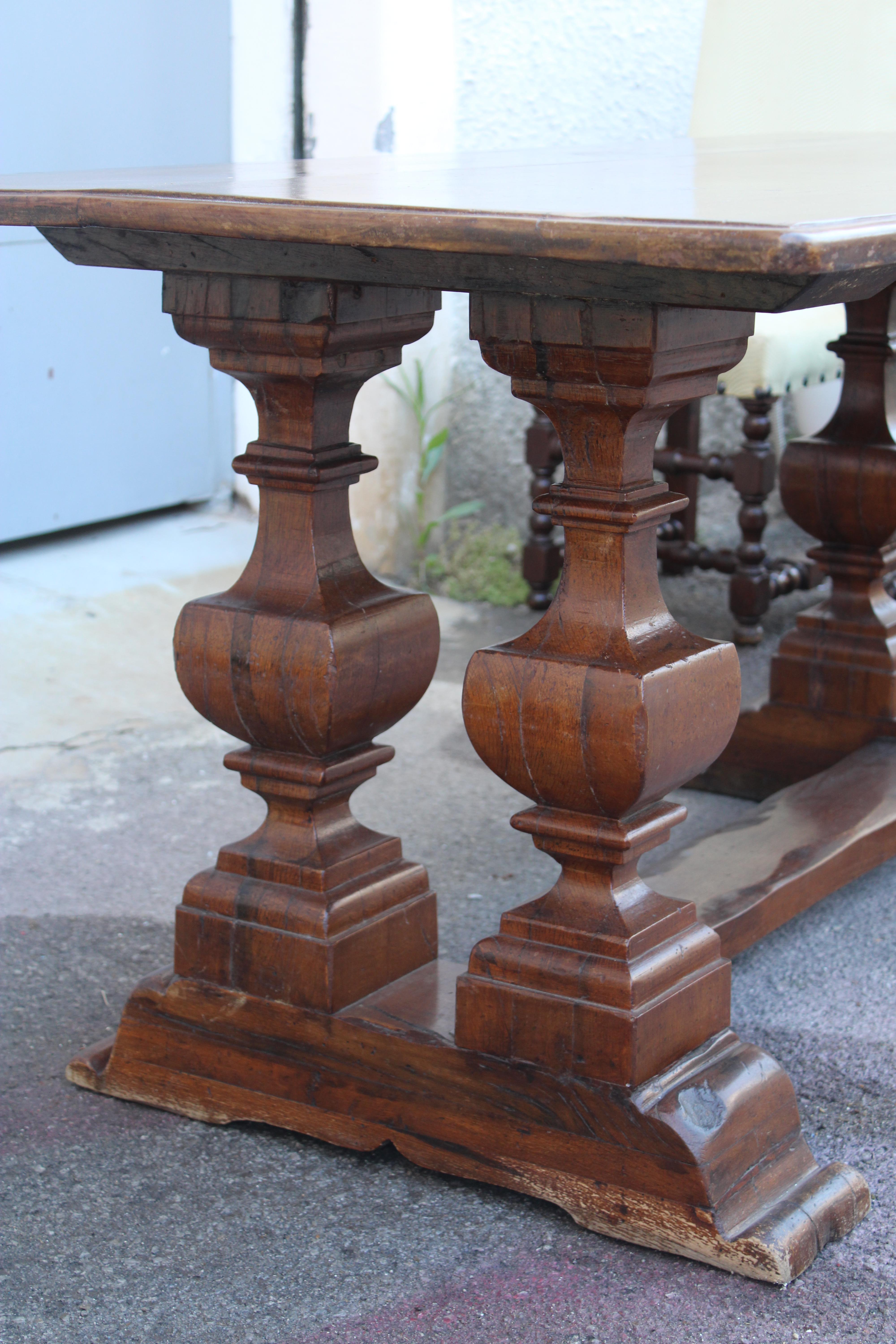 Tissu Toscano Fratino table de salle à manger rectangulaire en noyer avec 6 chaises en châtaignier en vente