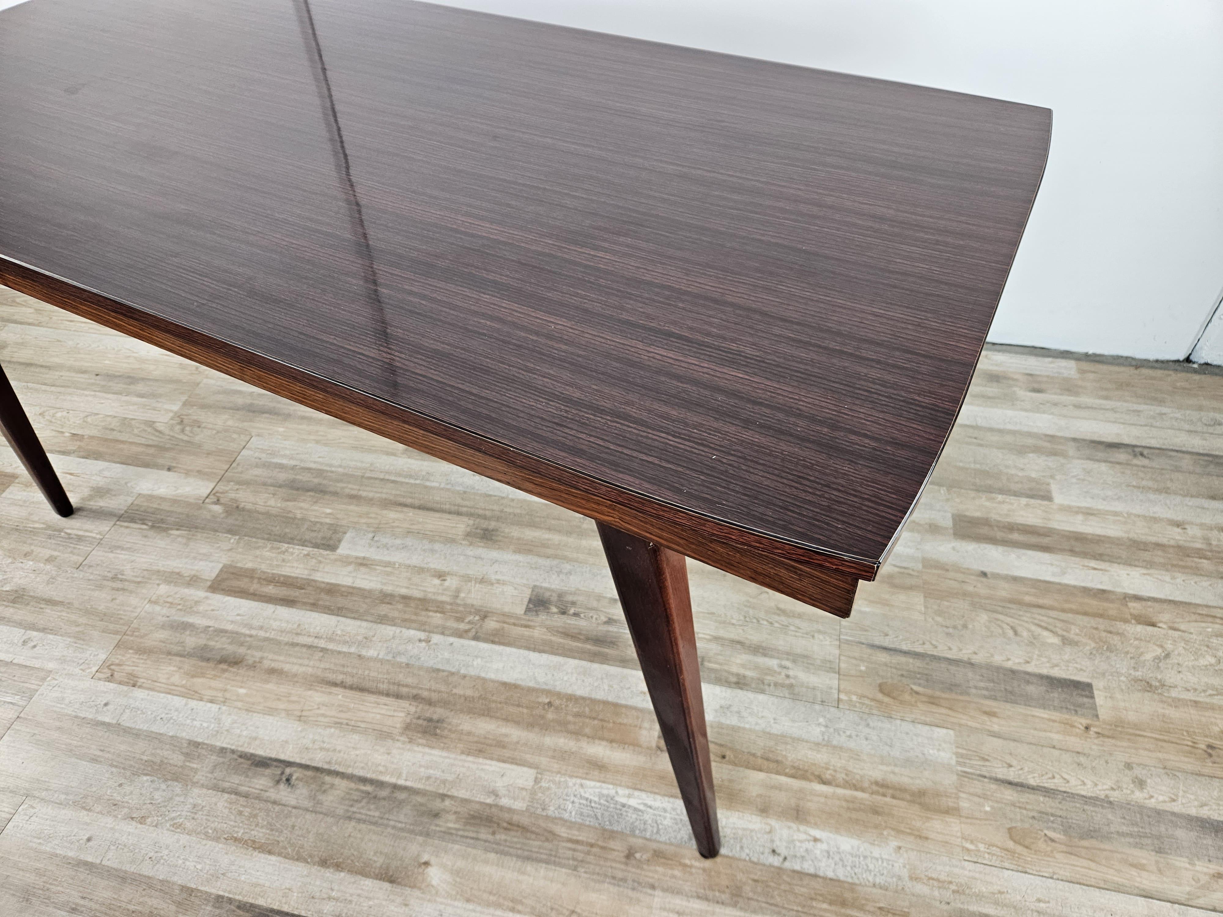 Mid-Century Modern Table de salle à manger vintage en bois de rose stratifié en vente