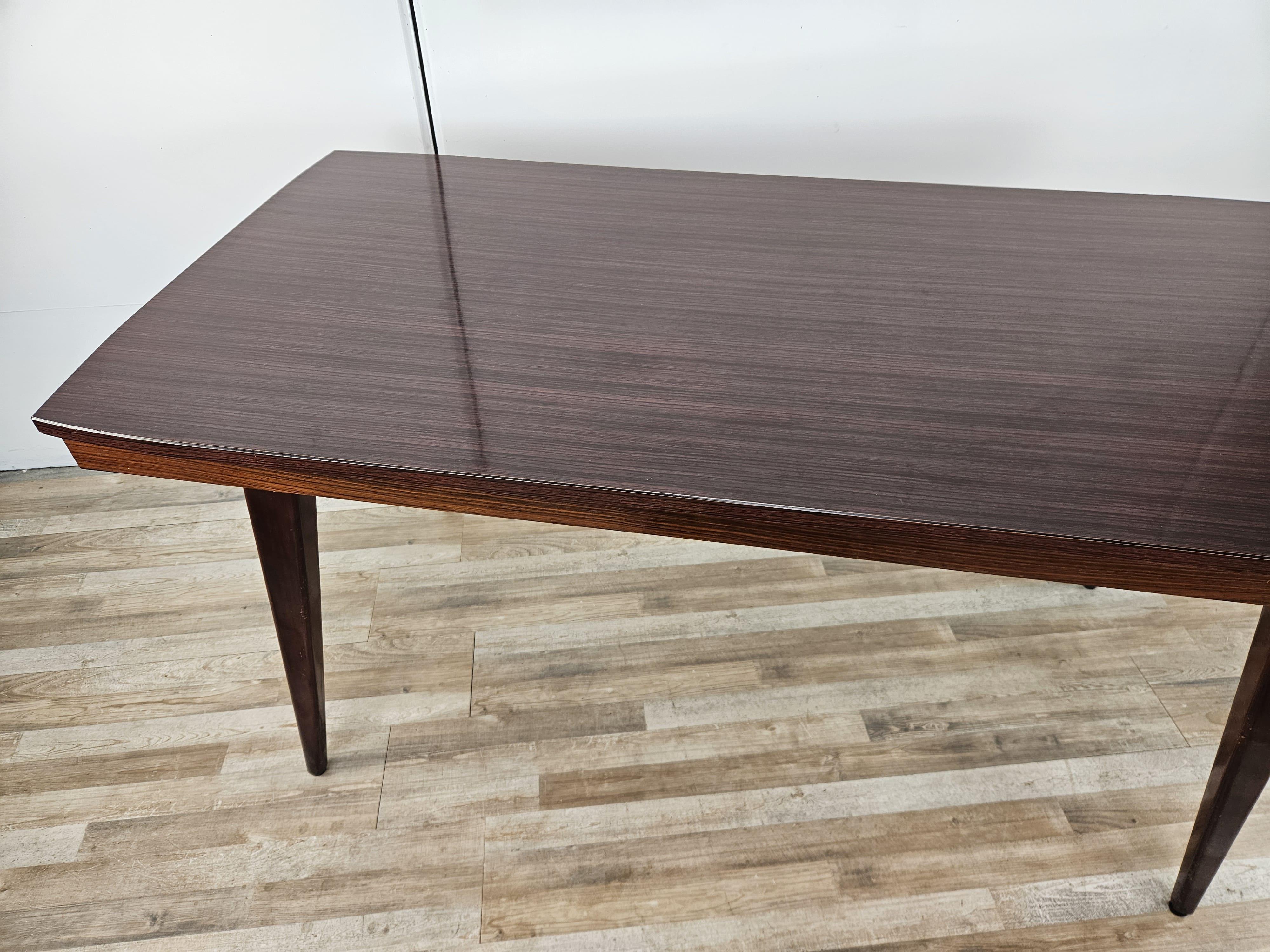 Italian Table de salle à manger vintage en bois de rose stratifié en vente