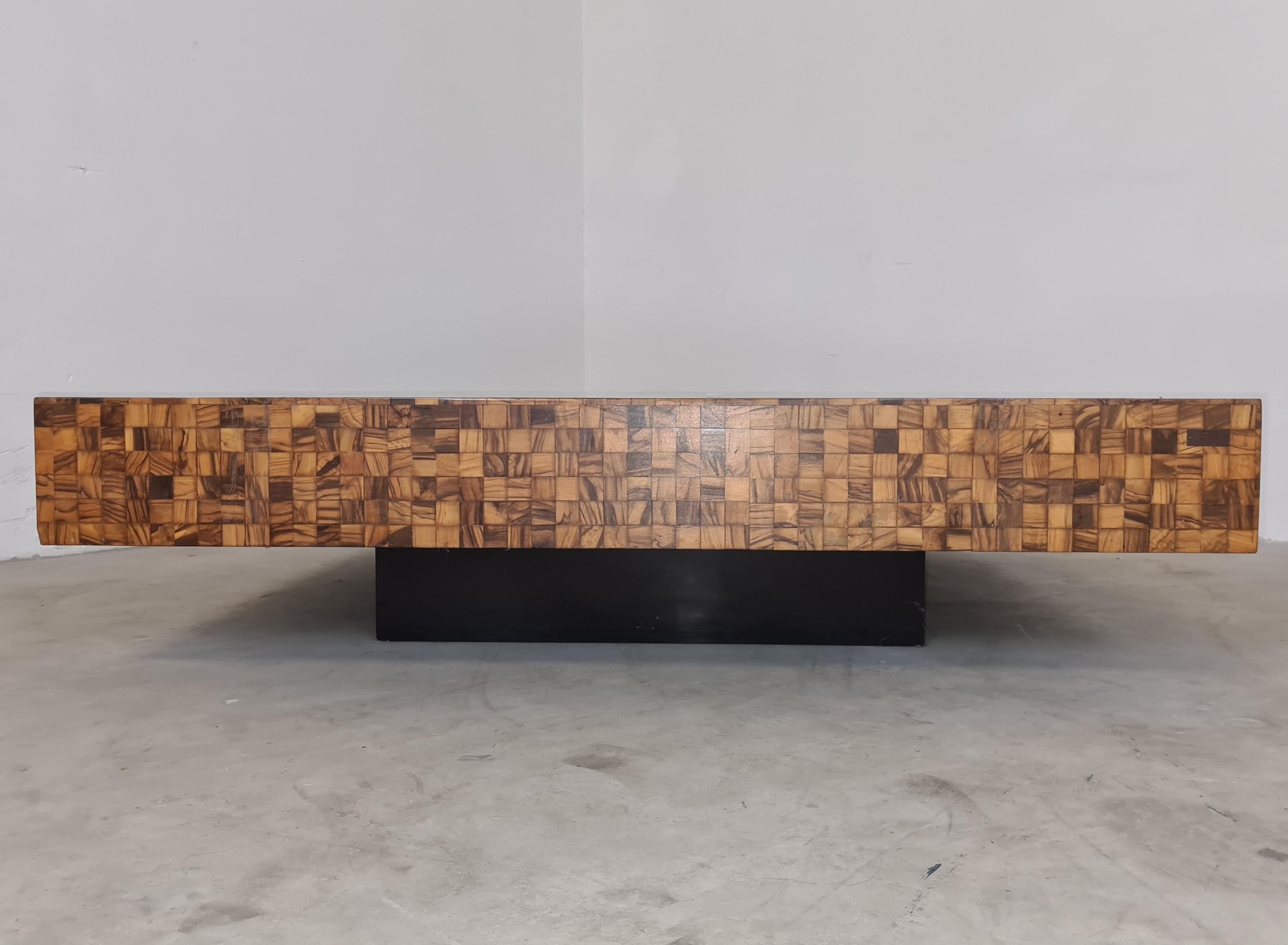 Table basse de salon fabriquée par Sandro Petti.

Rare et élégante structure de table de salon décorée de mosaïque de bois d'olivier et de verre noir.

Conçu par l'architecte et designer romain Sandro Petti, qui a contribué à la création de la