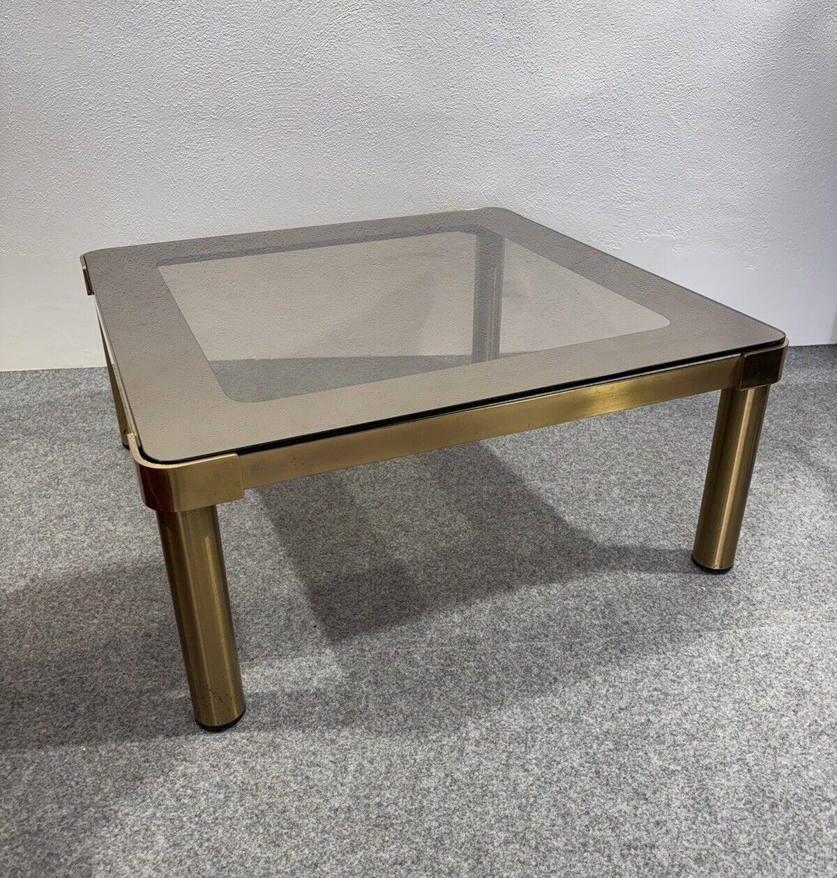 Table de salon Hollywood Regency des années 1970.

Haut en cristal de couleur ocre

En très bon état de conservation, seuls de légers signes évidents du temps ont été observés. (Voir photo)


Hauteur 36 cm

Largeur et profondeur 82x82 cm