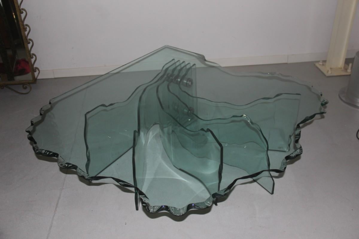 Kleiner Tisch von Danny Lane für Fiamm in den 1980er Jahren, aus massivem Kristall, ziseliert und modelliert wie eine Muschel, in der Tat heißt er Muscheltisch, er hat Kratzer auf der Platte, wie im Video gezeigt. 