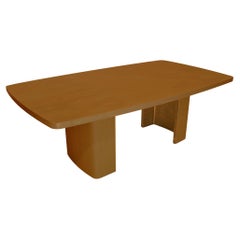 Mesa con textura de color óxido y bases revestidas de cobre hechas a mano