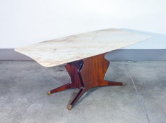 Tavolo, design Osvaldo BORSANI. Piano in marmo. Italia, Anni 50