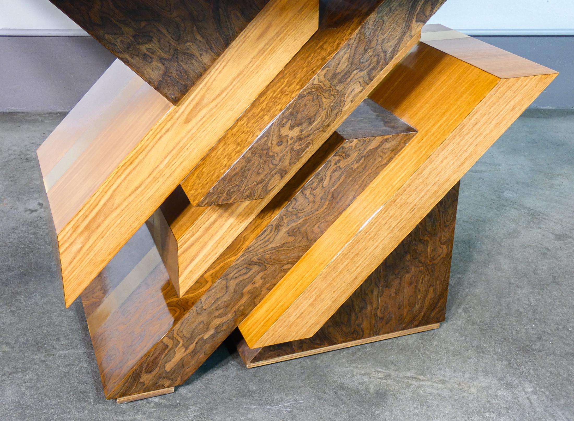 Tavolo di design firmato POGGIOLI in legno e radica, piano in vetro fumé. 1970s in vendita 7