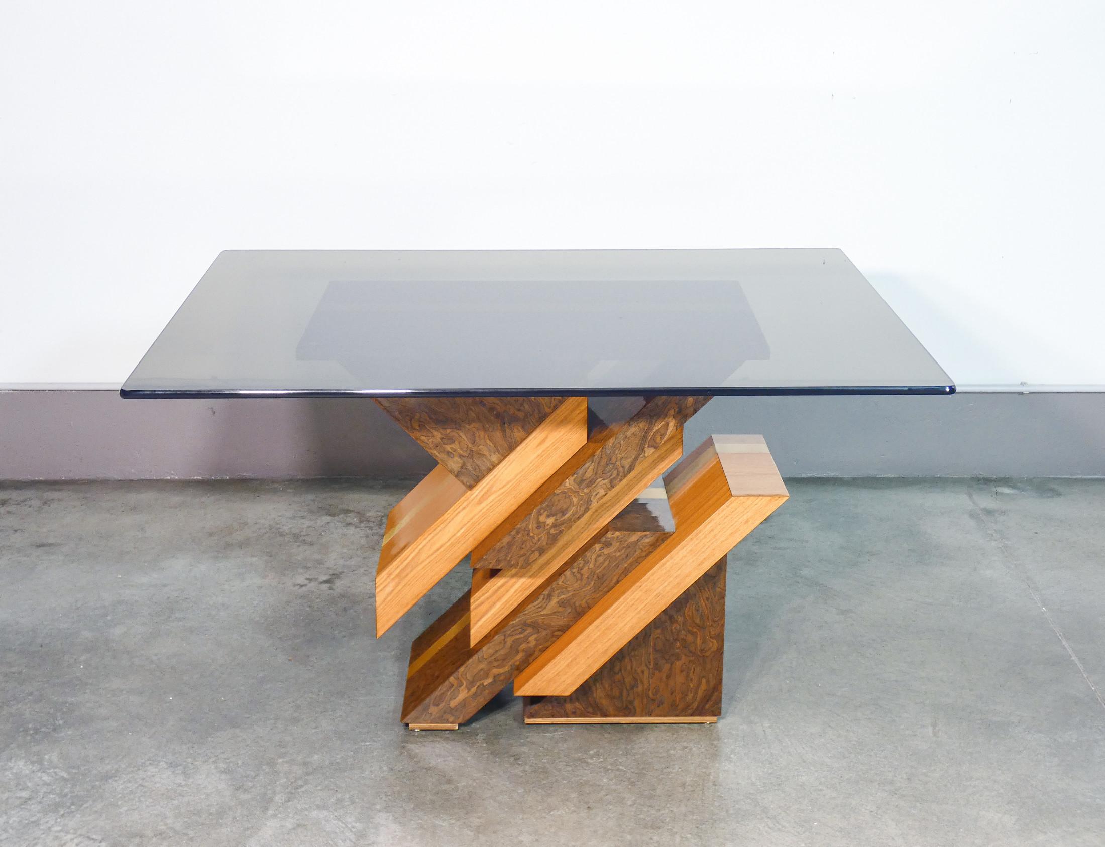 Italian Tavolo di design firmato POGGIOLI in legno e radica, piano in vetro fumé. 1970s in vendita