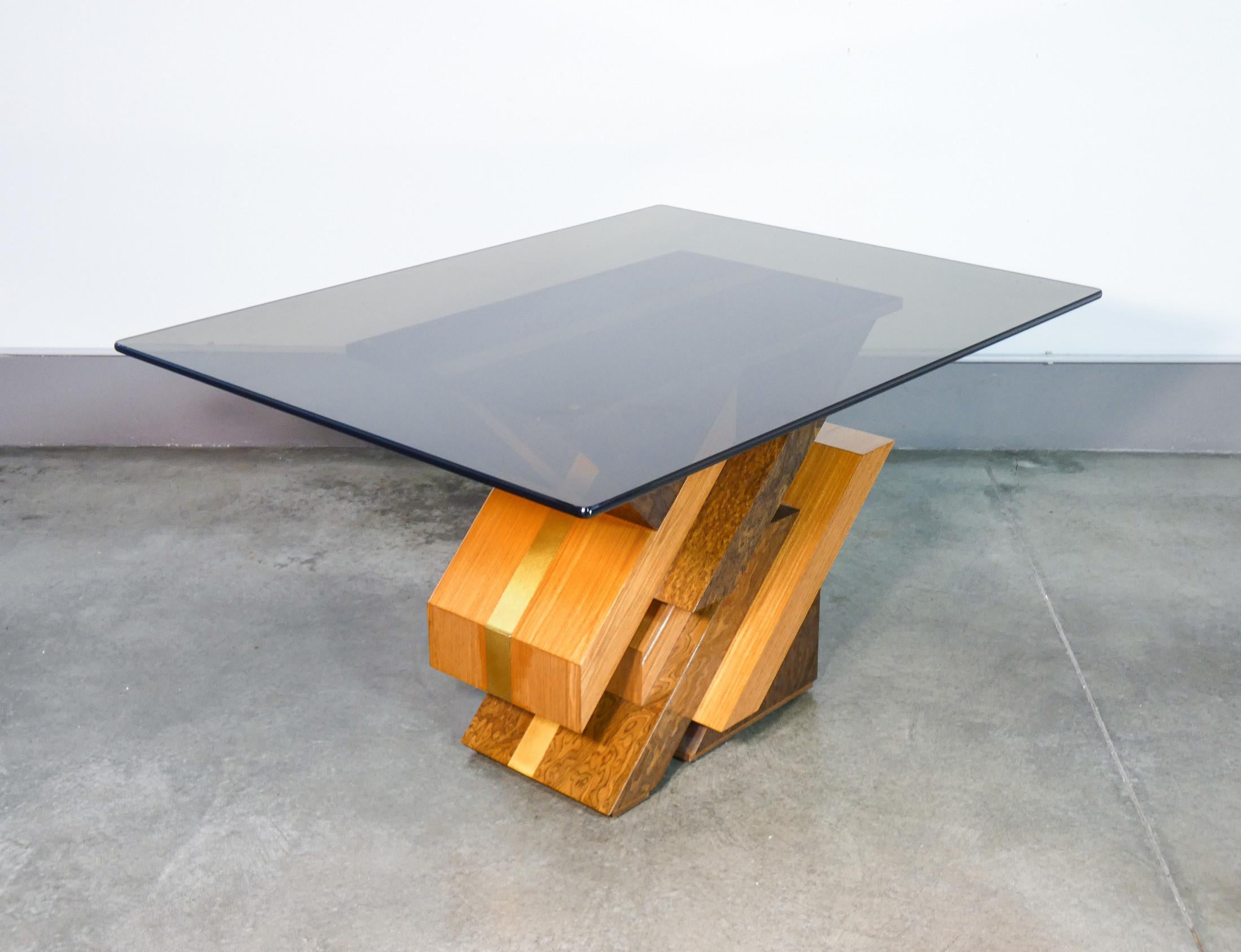 Tavolo di design firmato POGGIOLI in legno e radica, piano in vetro fumé. 1970s In condizioni buone in vendita a Torino, IT