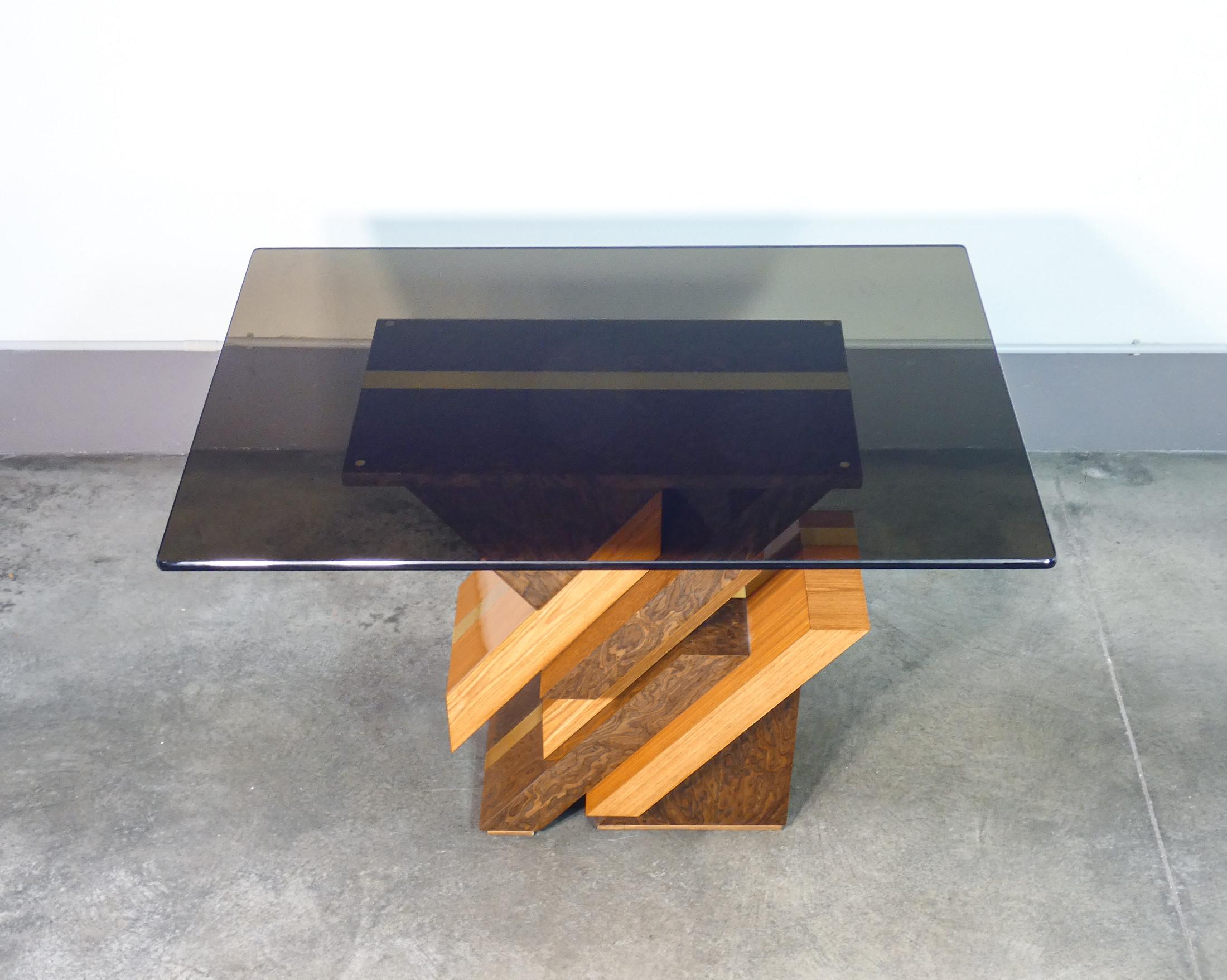 Late 20th Century Tavolo di design firmato POGGIOLI in legno e radica, piano in vetro fumé. 1970s in vendita