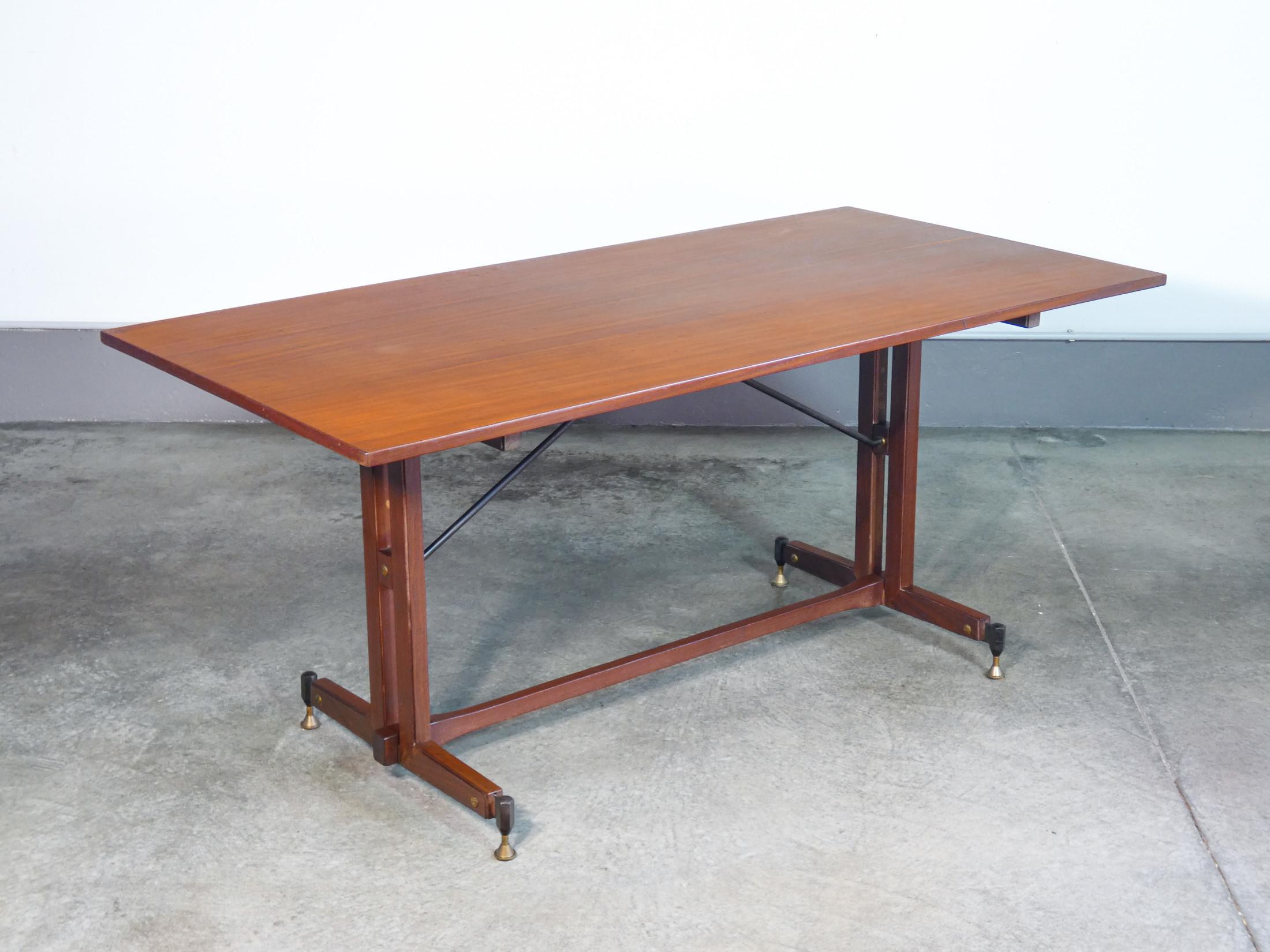 Tavolo di design italiano degli anni 60 in legno In condizioni buone in vendita a Torino, IT
