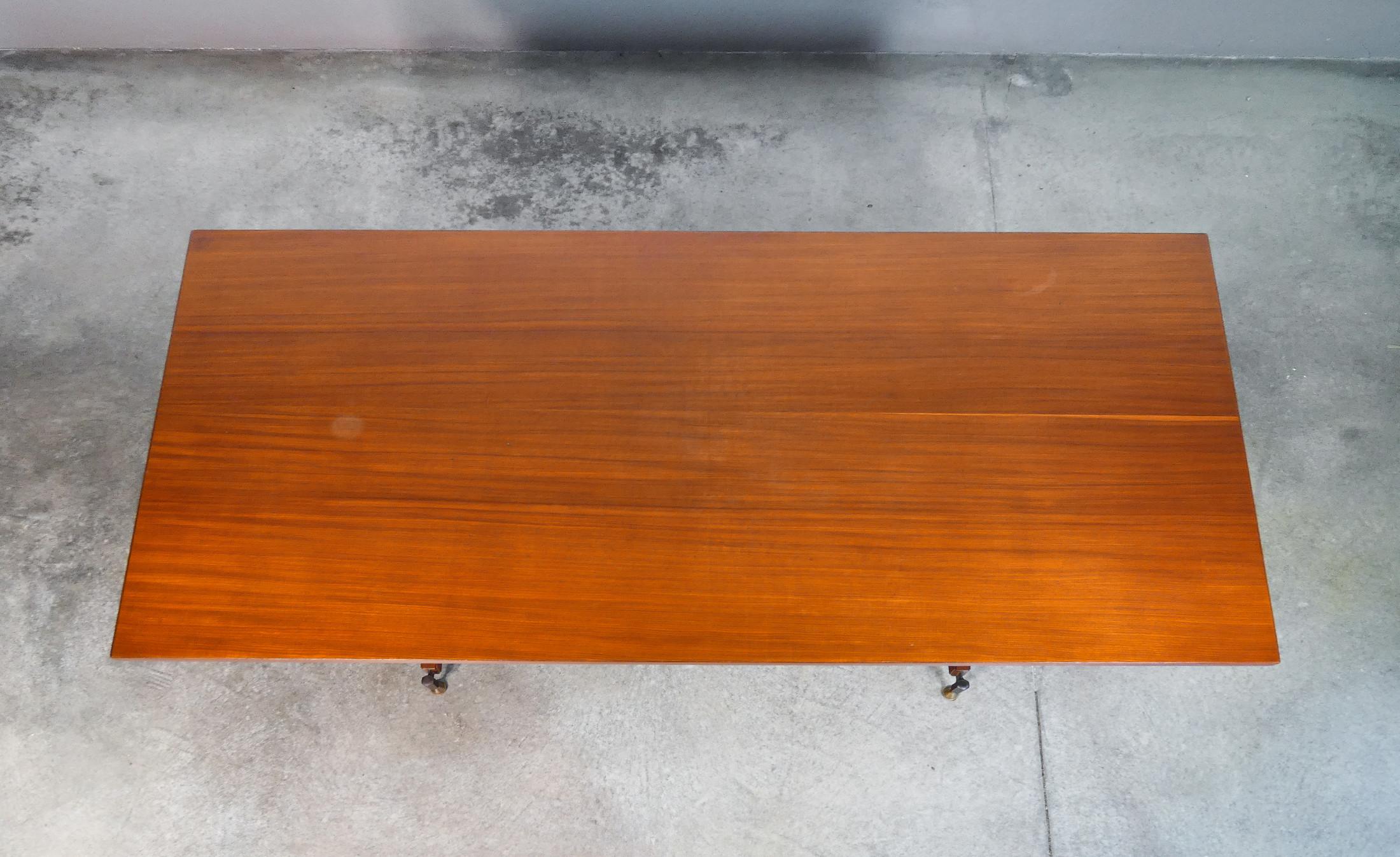 Mid-20th Century Tavolo di design italiano degli anni 60 in legno in vendita