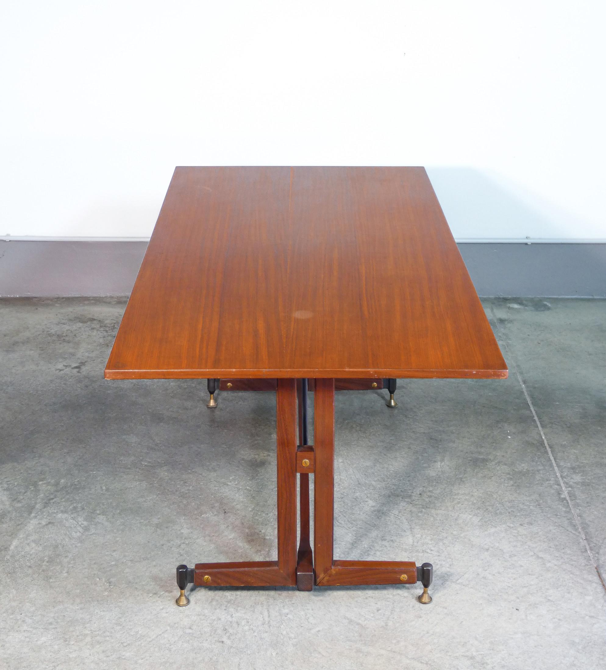 Tavolo di design italiano degli anni 60 in legno in vendita 1