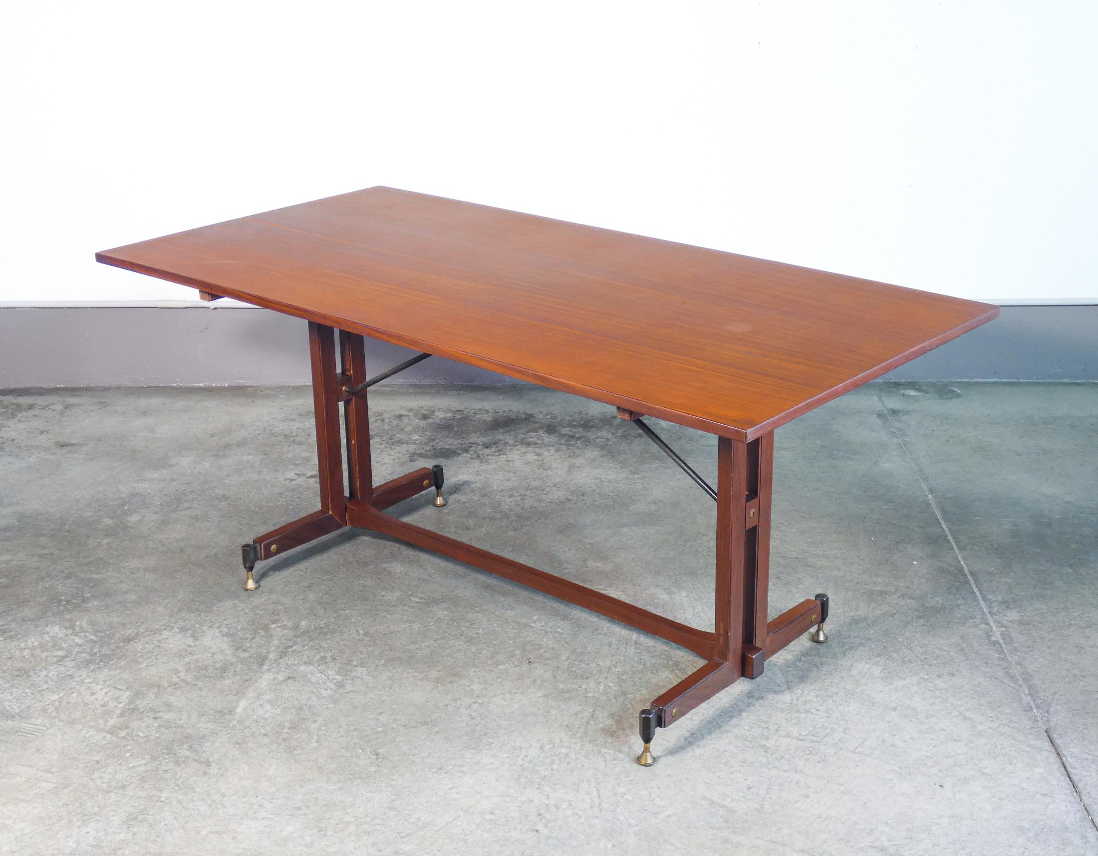Tavolo di design italiano degli anni 60 in legno in vendita 2