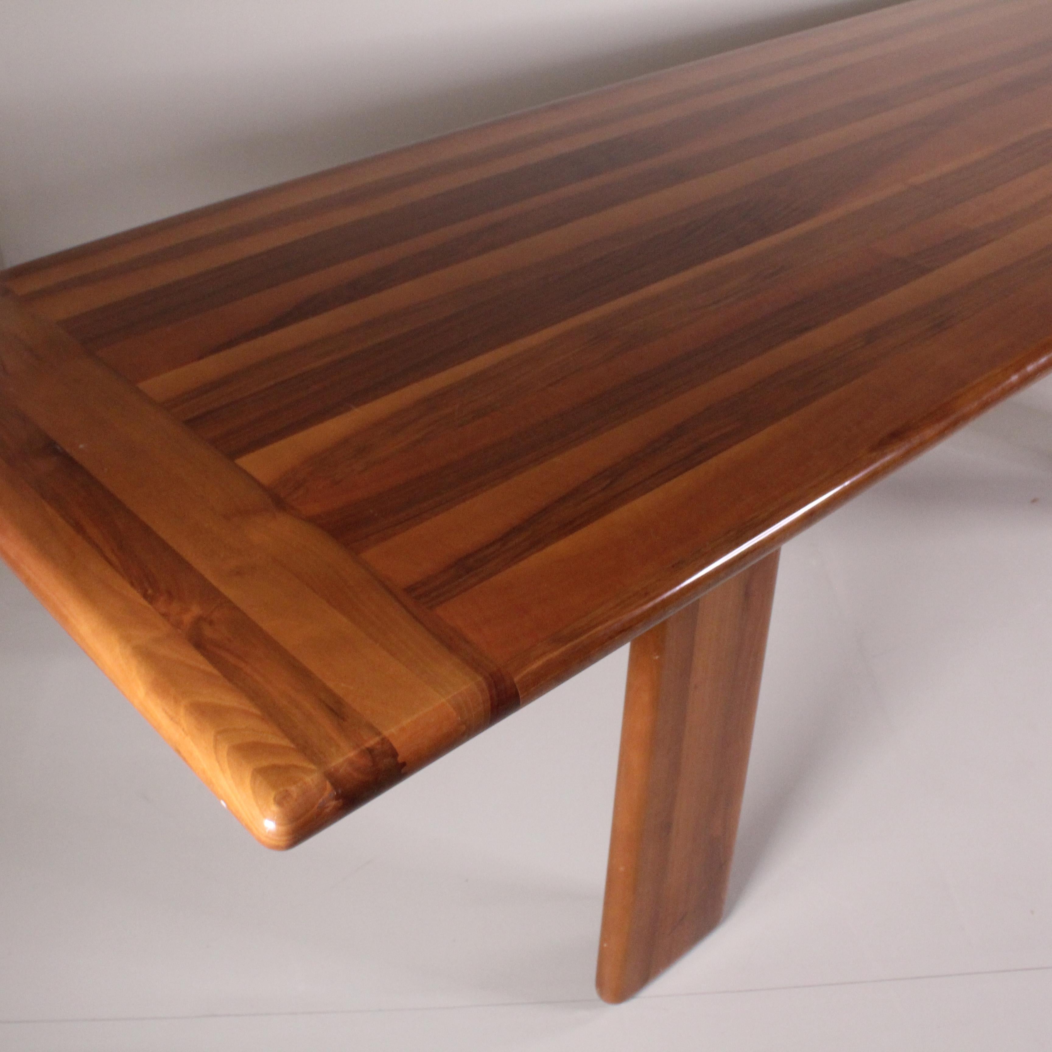 Questo tavolo in legno firmato Mario Marenco per MobilGirgi, un’icona degli anni ’60 che incarna lo spirito dell’epoca. Realizzato con maestria artigianale e materiali di alta qualità, questo tavolo presenta linee pulite e un design minimalista che