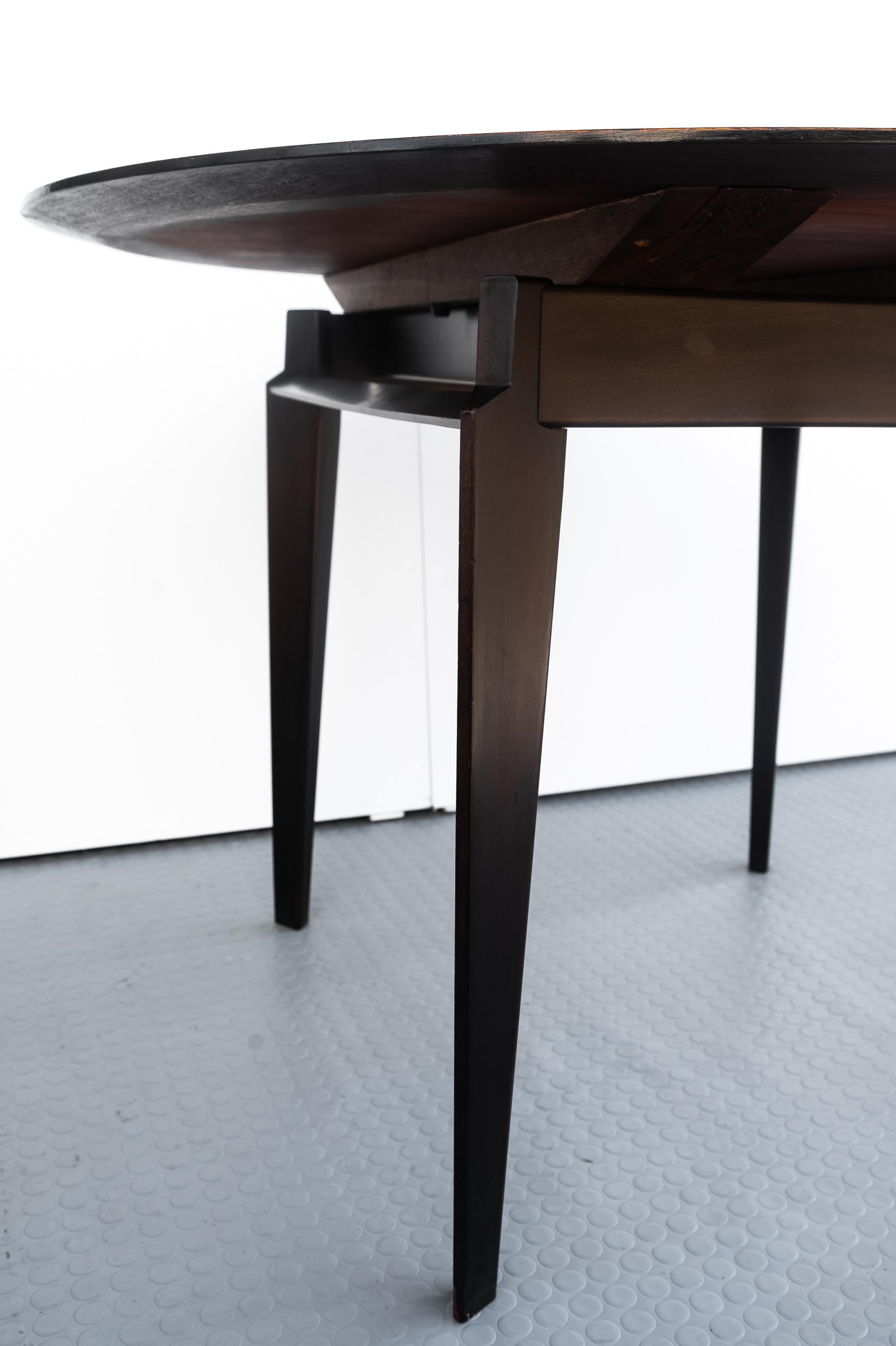 Tavolo disegnato dal Designer Edmondo Palutari, Produzione di Vittorio Dassi dal 1950-1959. Il tavolo è apribile ed ha due prolunghe che si piegano e si ripongono sul tavolo stesso. Il tavolo con le due prolunghe misurano in totale 174x114 cm.