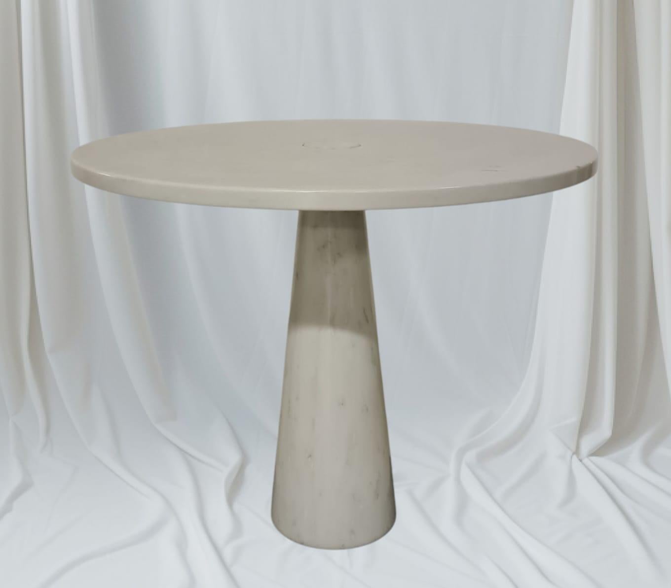 Table Eros d'Angelo Mangiarotti.

Table élégante en marbre blanc de Carrare.

Conçu par l'architecte et designer milanais Angelo Mangiarotti, l'un des architectes internationaux les plus influents et les plus importants.

Produit par Fucina du