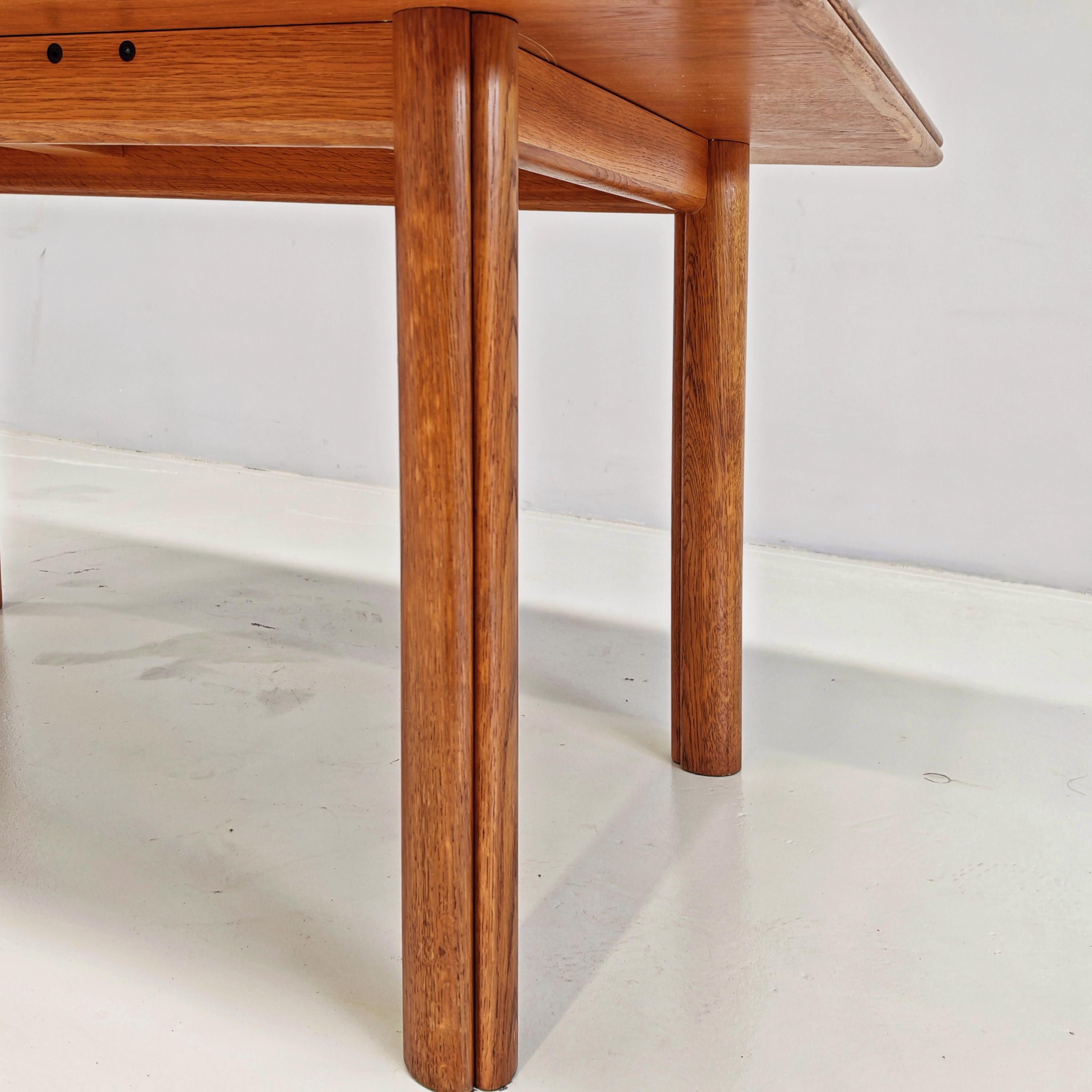 Nibay extendable table in oak by Tobia & Afra Scarpa for Gavina, 1960s In Excellent Condition For Sale In Milano, MI