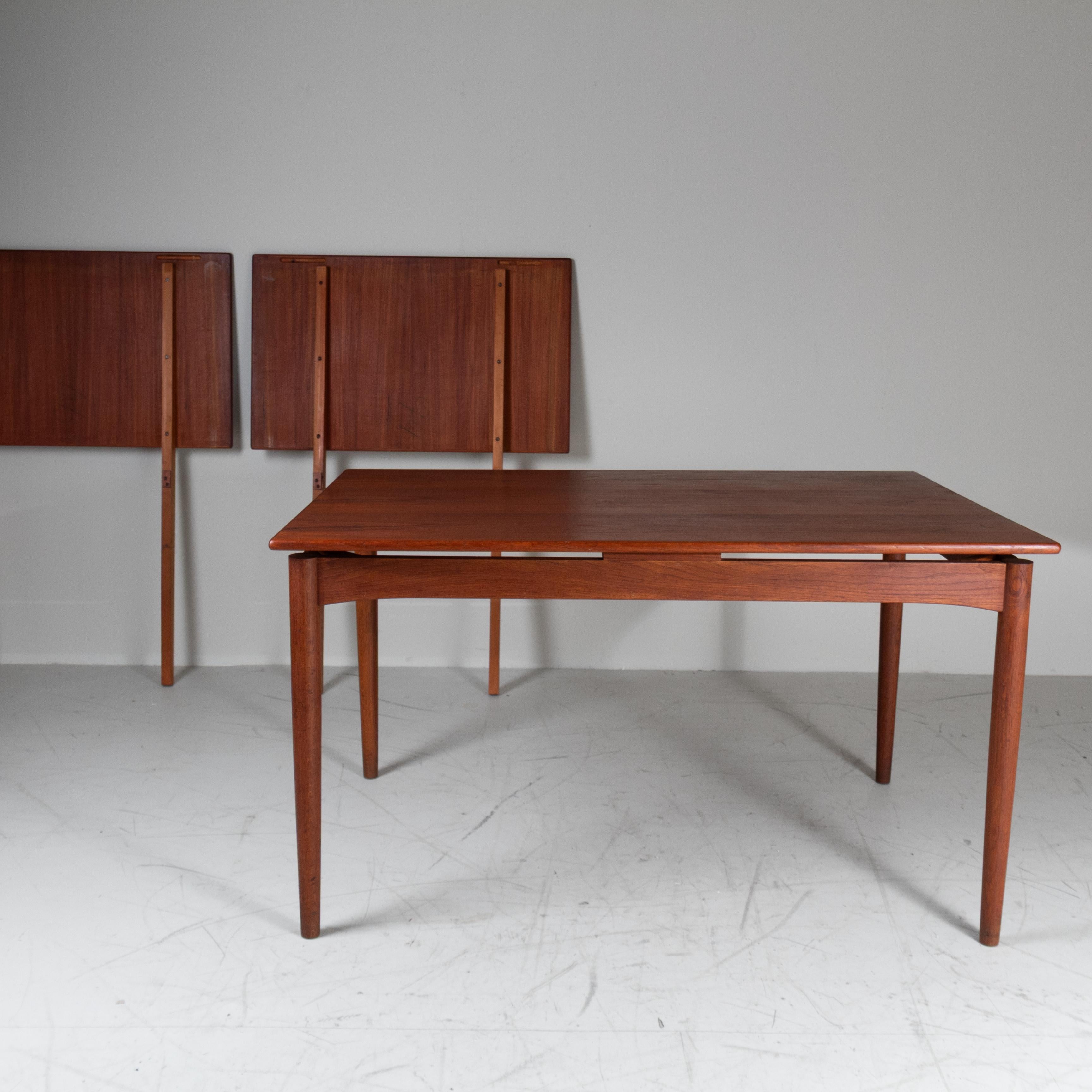 Tavolo da pranzo estensibile prodotto da Søborg Møbelfabrik, Danimarca, anni ’50. Piano rettangolare con due prolunghe laterali estraibili integrate sotto il piano. Struttura in legno massello e finitura originale. Condizioni generali buone, con
