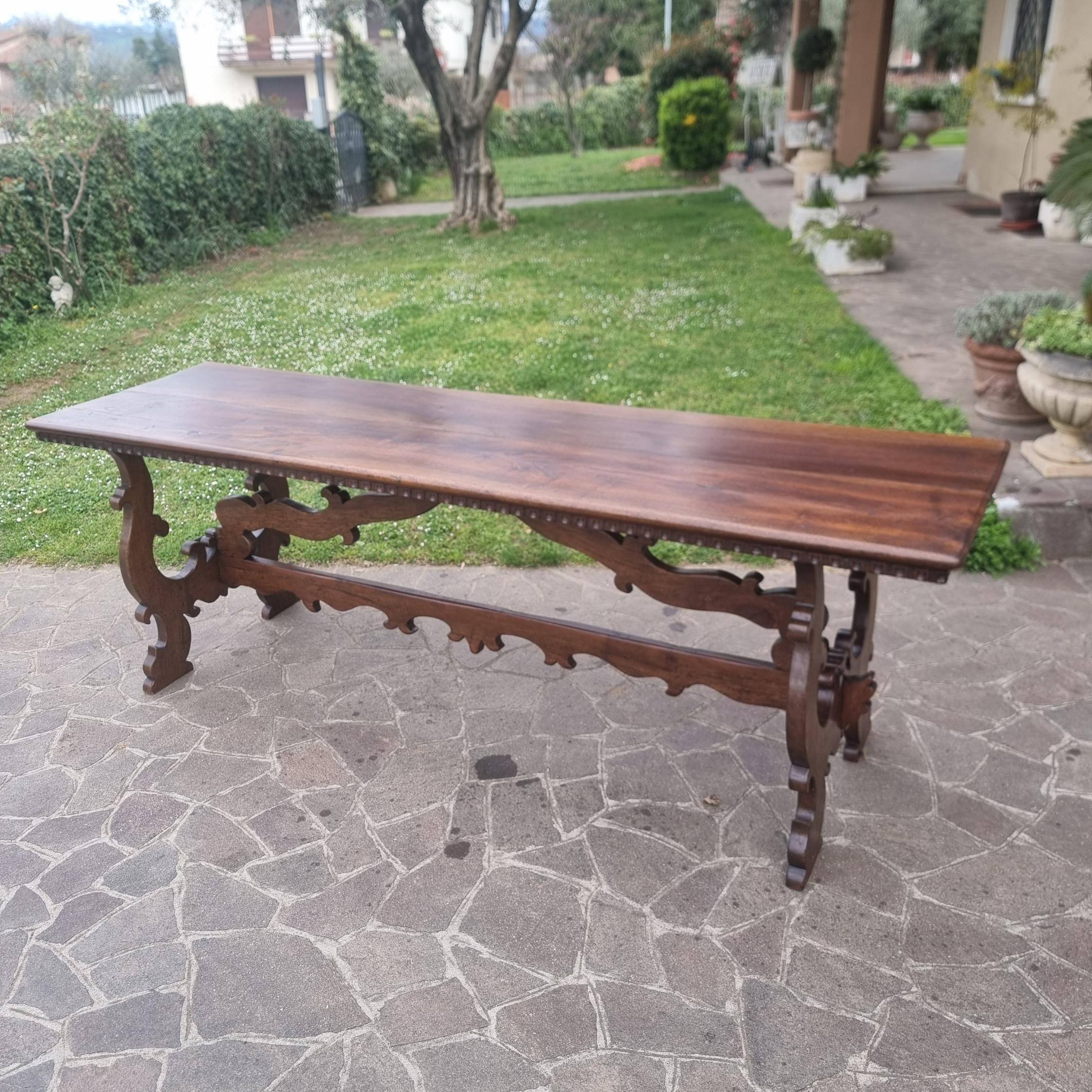 Table toscane à deux axes en noyer du XVIIIe siècle : un chef-d'œuvre intemporel

Si vous souhaitez un meuble authentique et chargé d'histoire, cette table fratino toscane à deux axes en noyer du XVIIIe siècle est le choix idéal. Une charmante