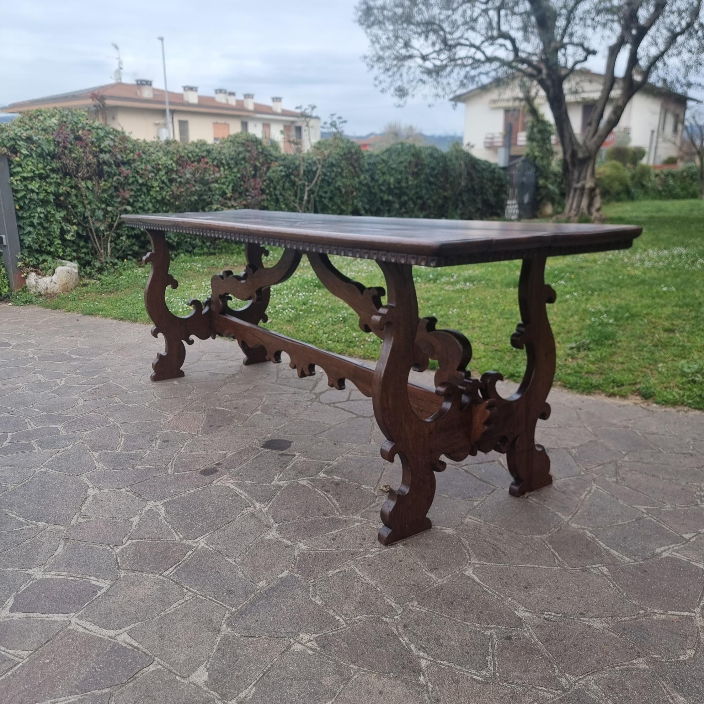 Renaissance Table toscane à deux axes en noyer du XVIIIe siècle en vente