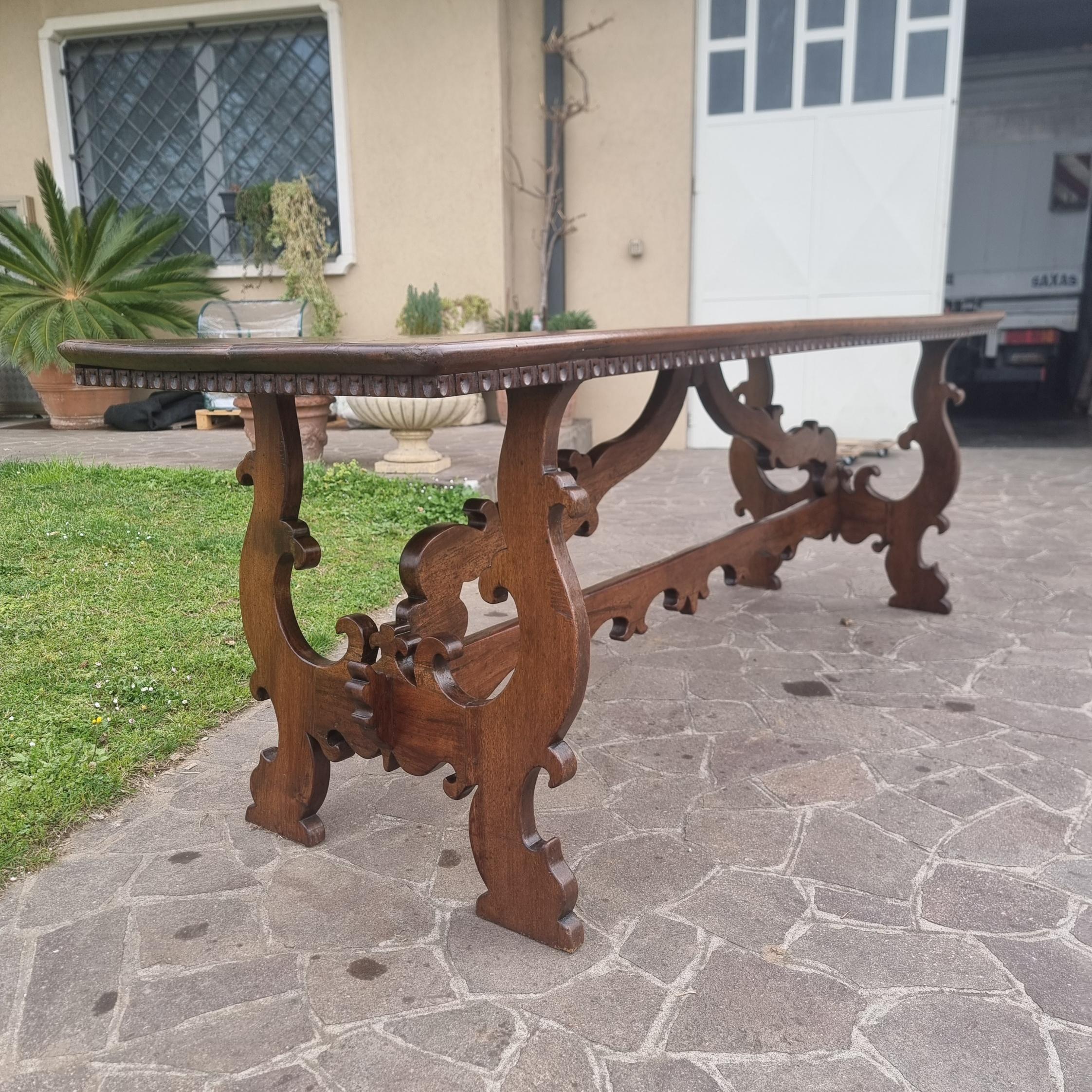 Italian Table toscane à deux axes en noyer du XVIIIe siècle en vente