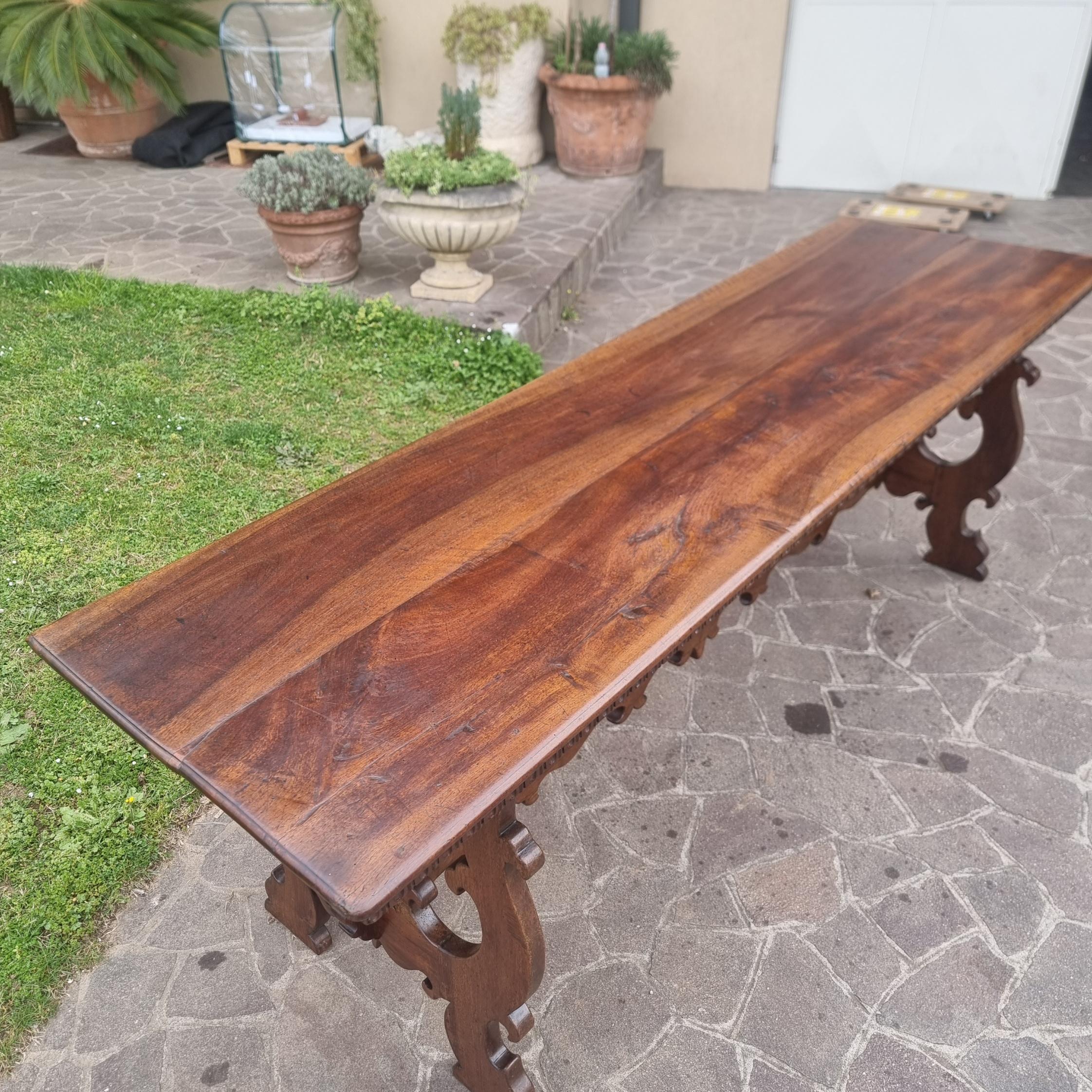 18th Century and Earlier Table toscane à deux axes en noyer du XVIIIe siècle en vente