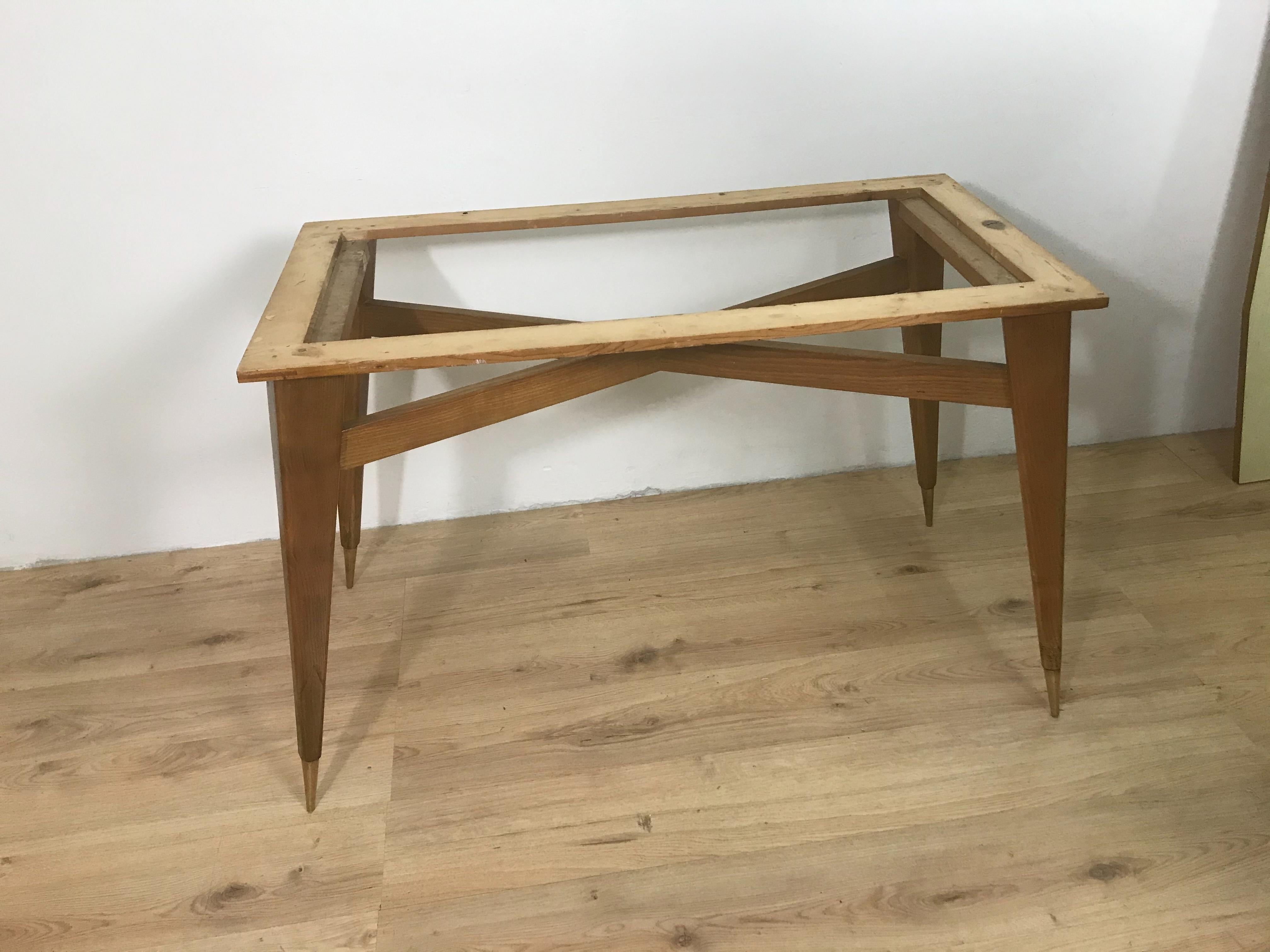 Ash wood table and laminate top, with brass tips, the table is in perfect condition and has undergone a restoration in the feet.