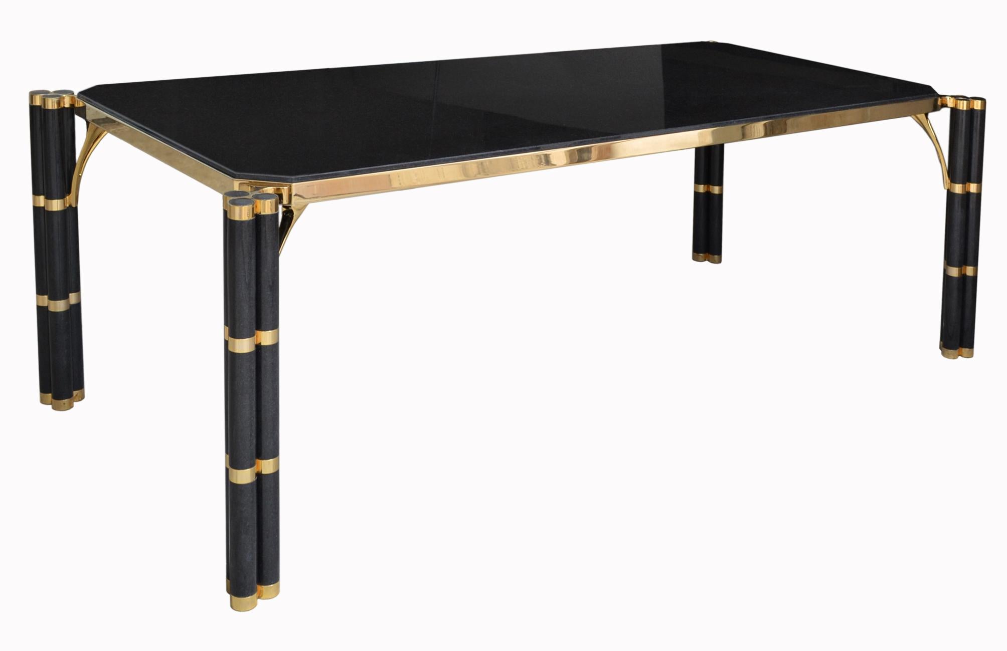 Granit Table moderne du milieu du siècle en granit noir et laiton fabriquée en Italie par Cupioli en vente