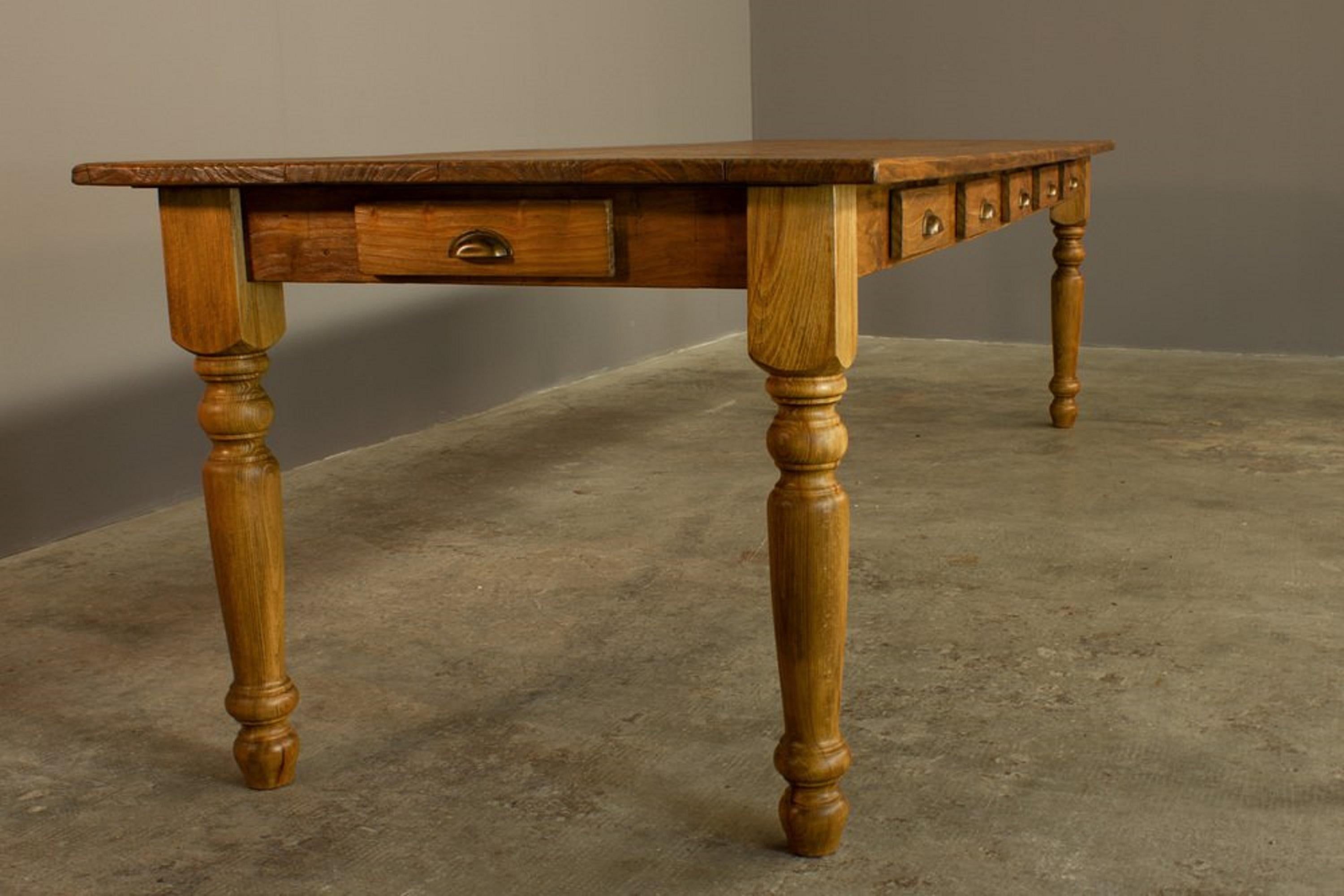 Moderne Table en cèdre fabriquée à la main avec 12 tiroirs en vente