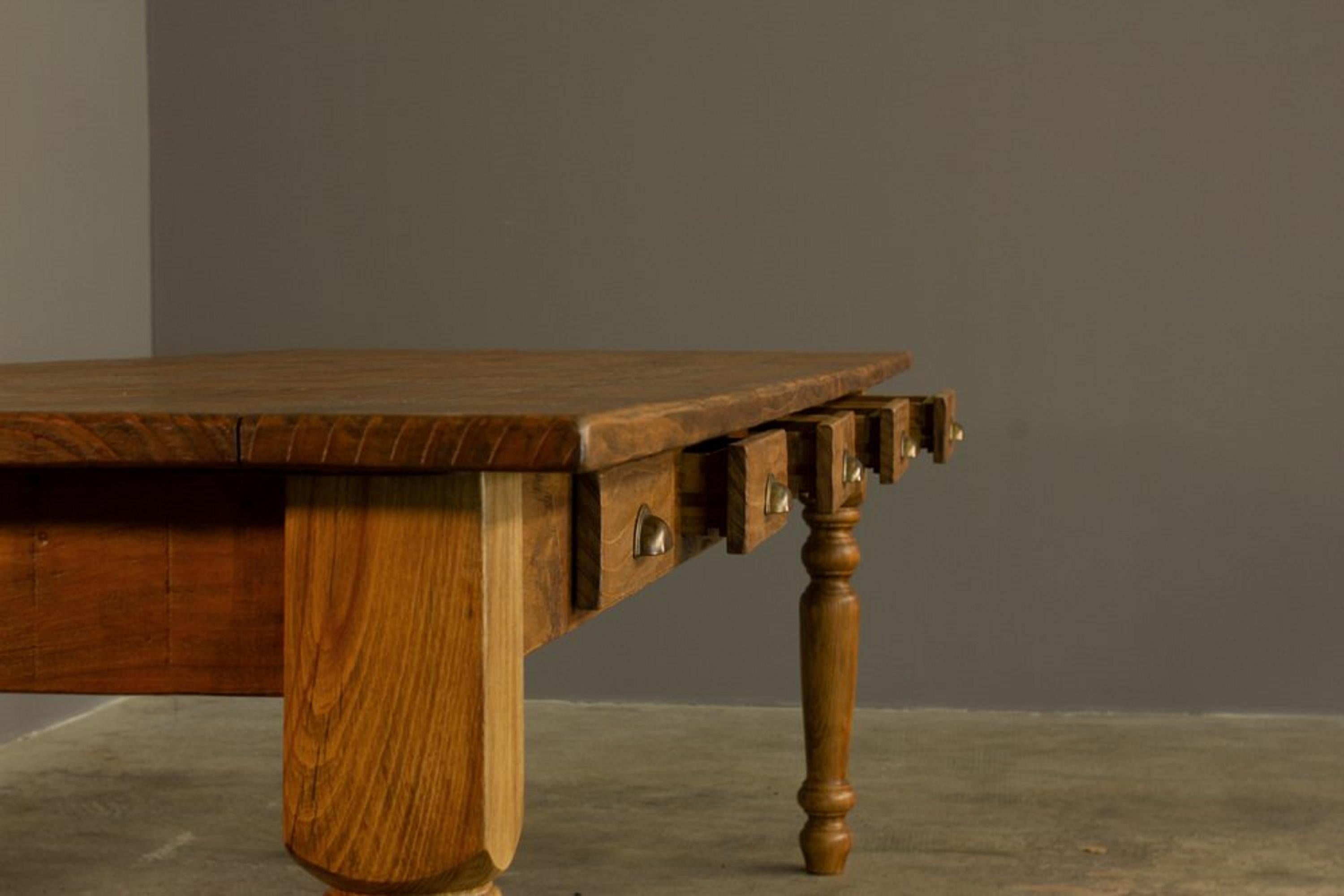 Italian Table en cèdre fabriquée à la main avec 12 tiroirs en vente