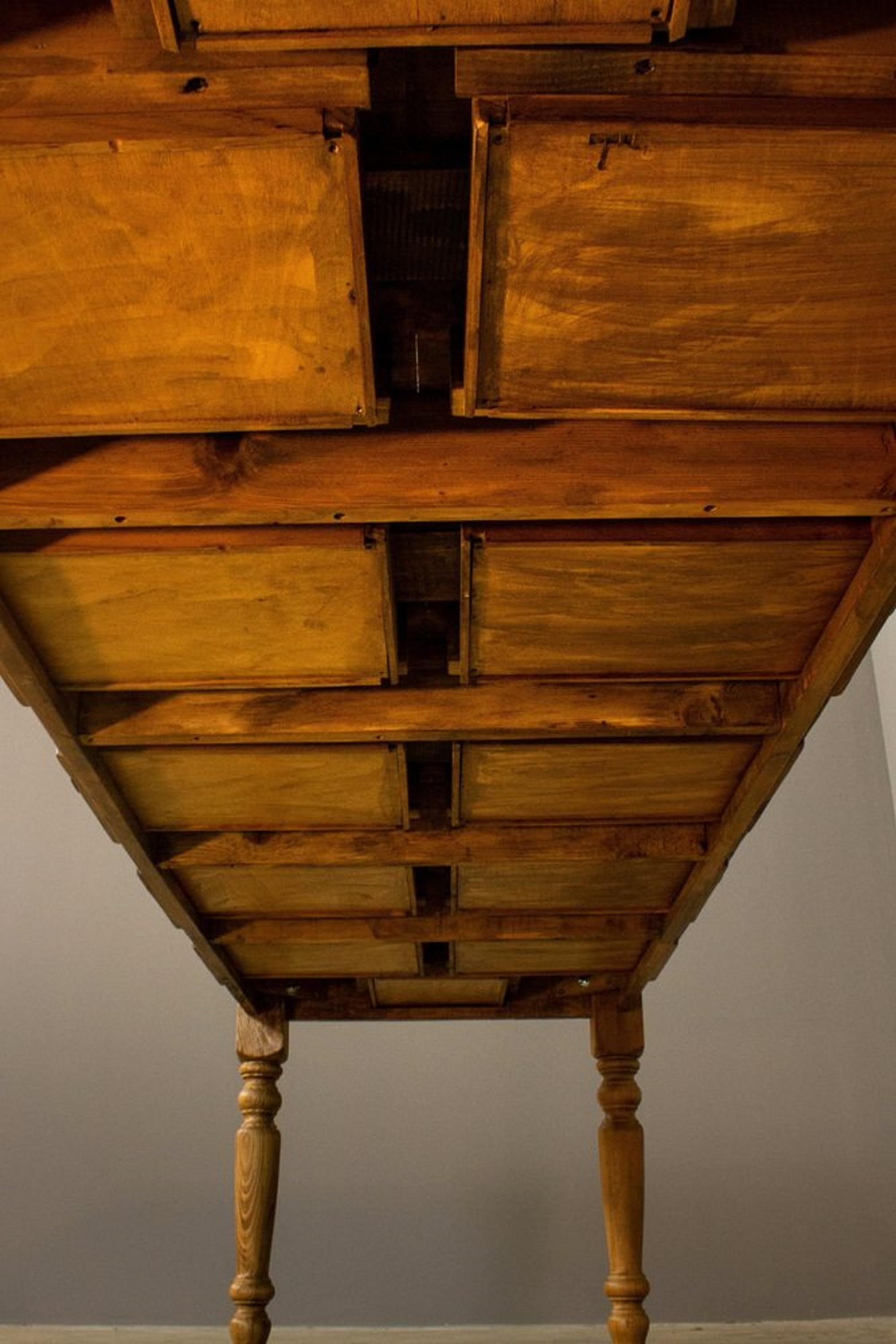 18th Century and Earlier Table en cèdre fabriquée à la main avec 12 tiroirs en vente