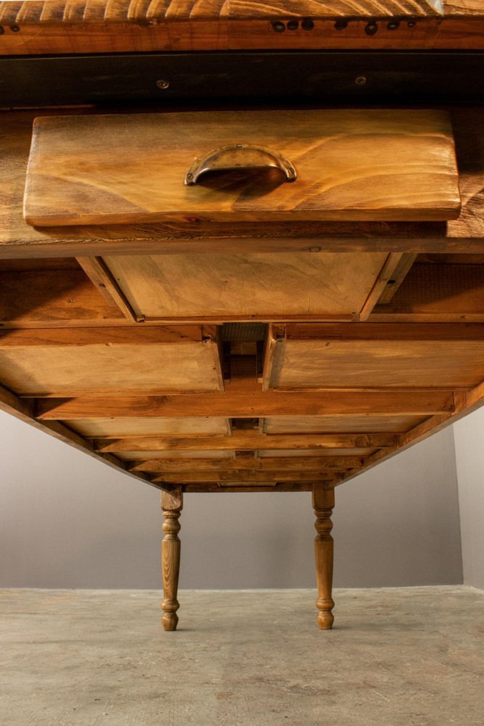 Cèdre Table en cèdre fabriquée à la main avec 12 tiroirs en vente