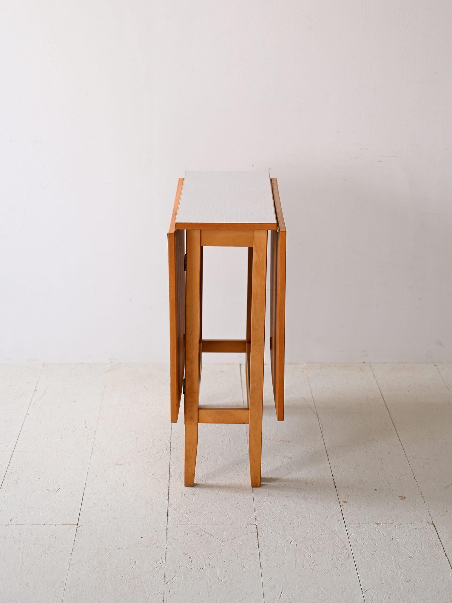 Retro extendable formica table In Good Condition For Sale In Brescia, IT