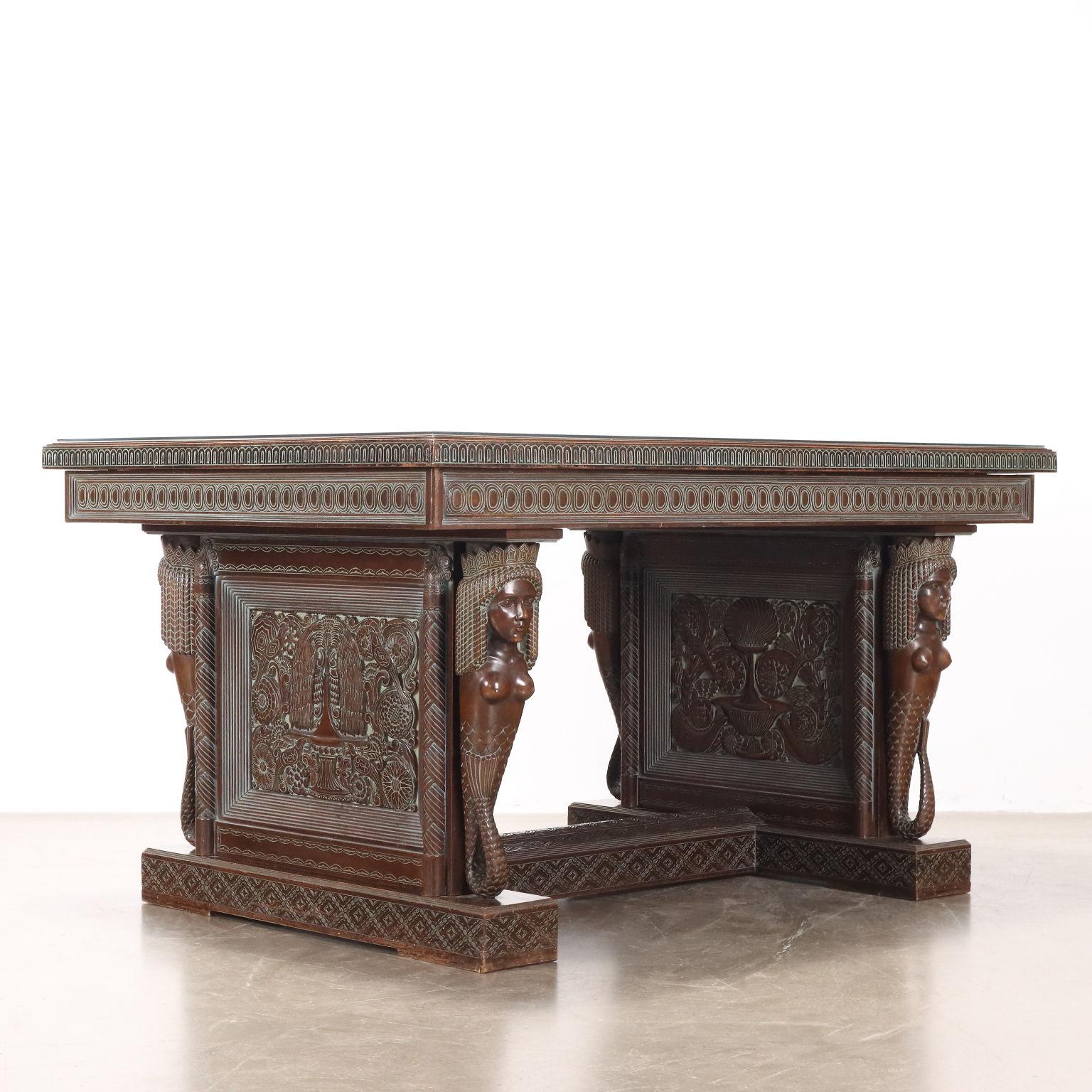 Mesa de madera tallada de estilo étnico en venta 2