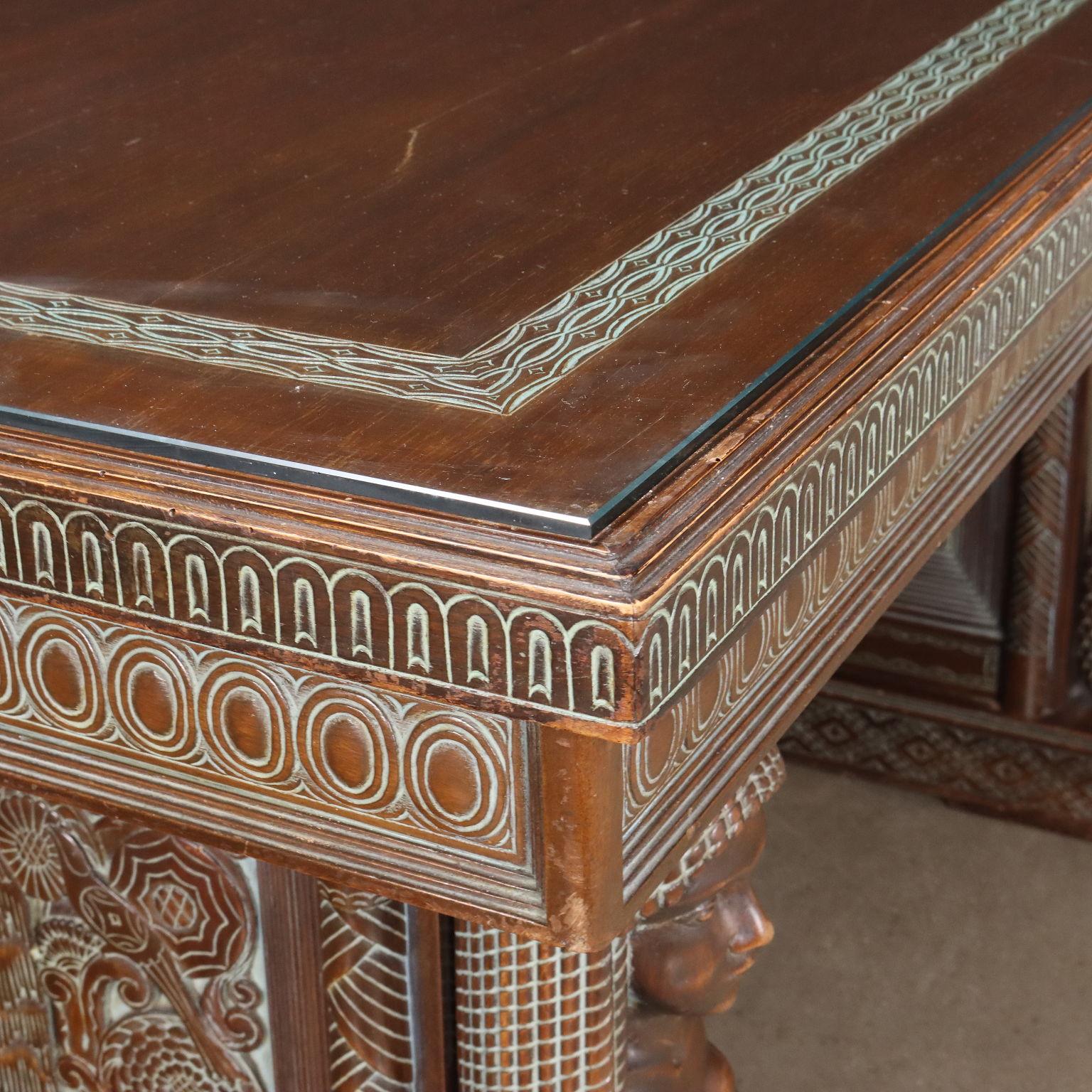 Mesa de madera tallada de estilo étnico en Excelente estado para la venta en Milano, IT