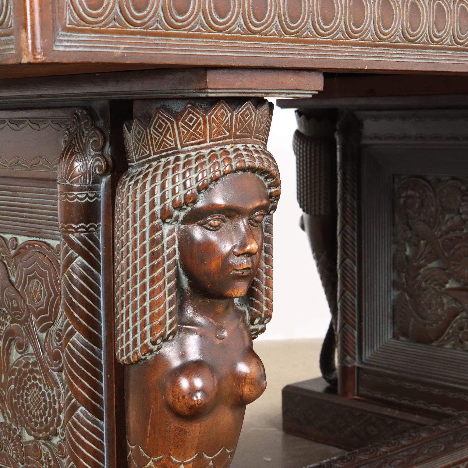 Mesa de madera tallada de estilo étnico 20th Century en venta