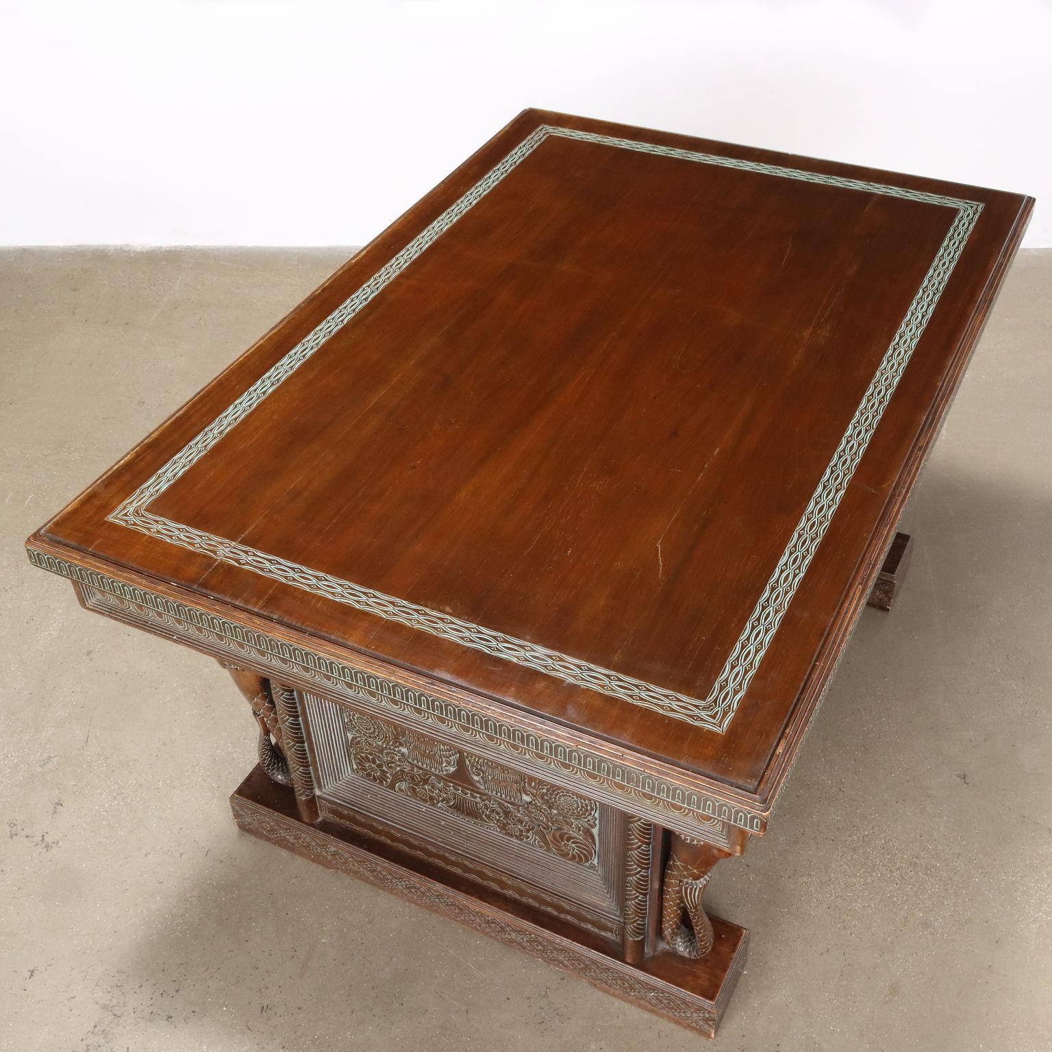 Mesa de madera tallada de estilo étnico en venta 1