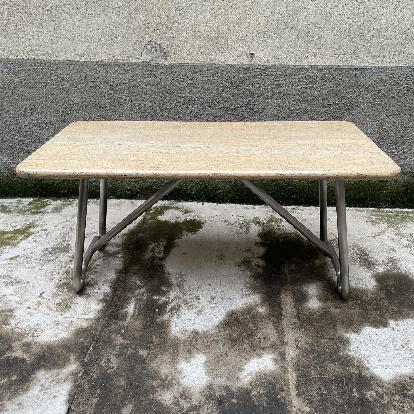 Solid table with a tubular steel frame and a large marble top with rounded corners that can be used as a desk or dining table.
The peculiarity and uniqueness of this table lies in the high quality of the steel workmanship, in that, the structure is