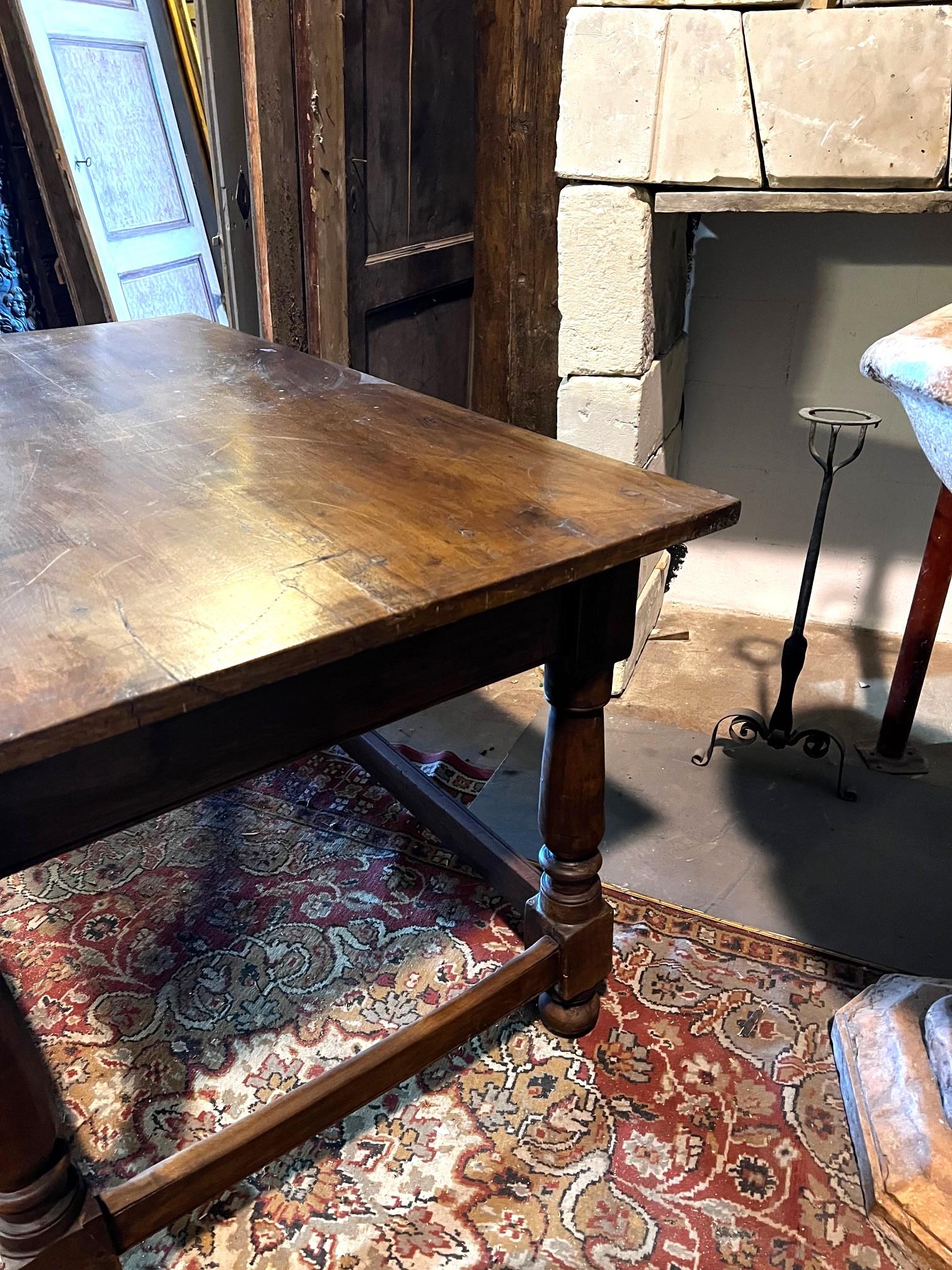 Table en noyer avec commode et pieds tournés, Italie en vente 4