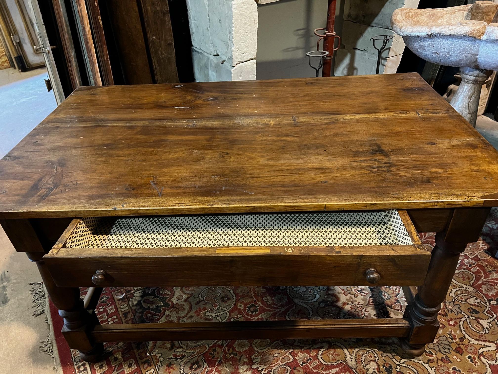 Table en noyer avec commode et pieds tournés, Italie en vente 5