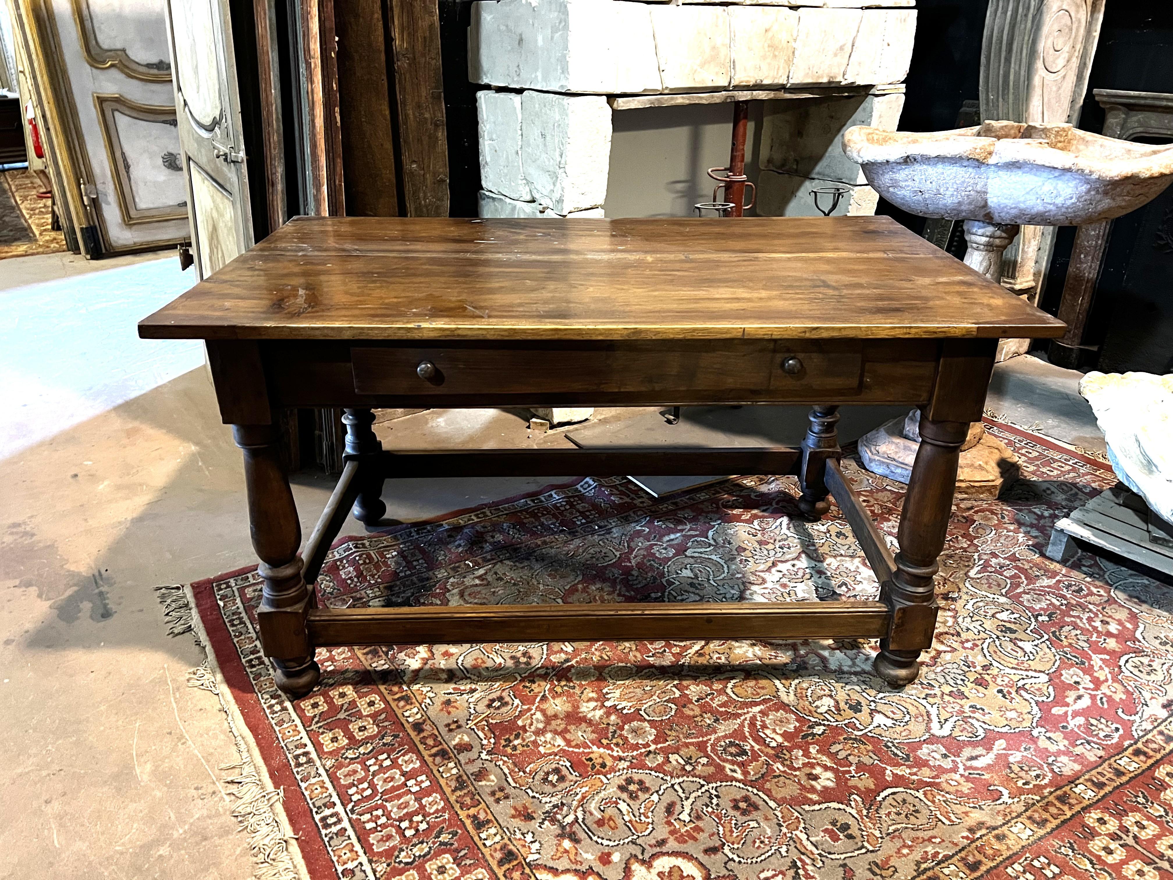 Table de salle à manger ancienne en noyer, beaux pieds en forme de bouteille tournés à la main et traverses en dessous, possède un grand tiroir posthume, belle patine d'origine de l'époque, table construite au 18ème siècle et provenant