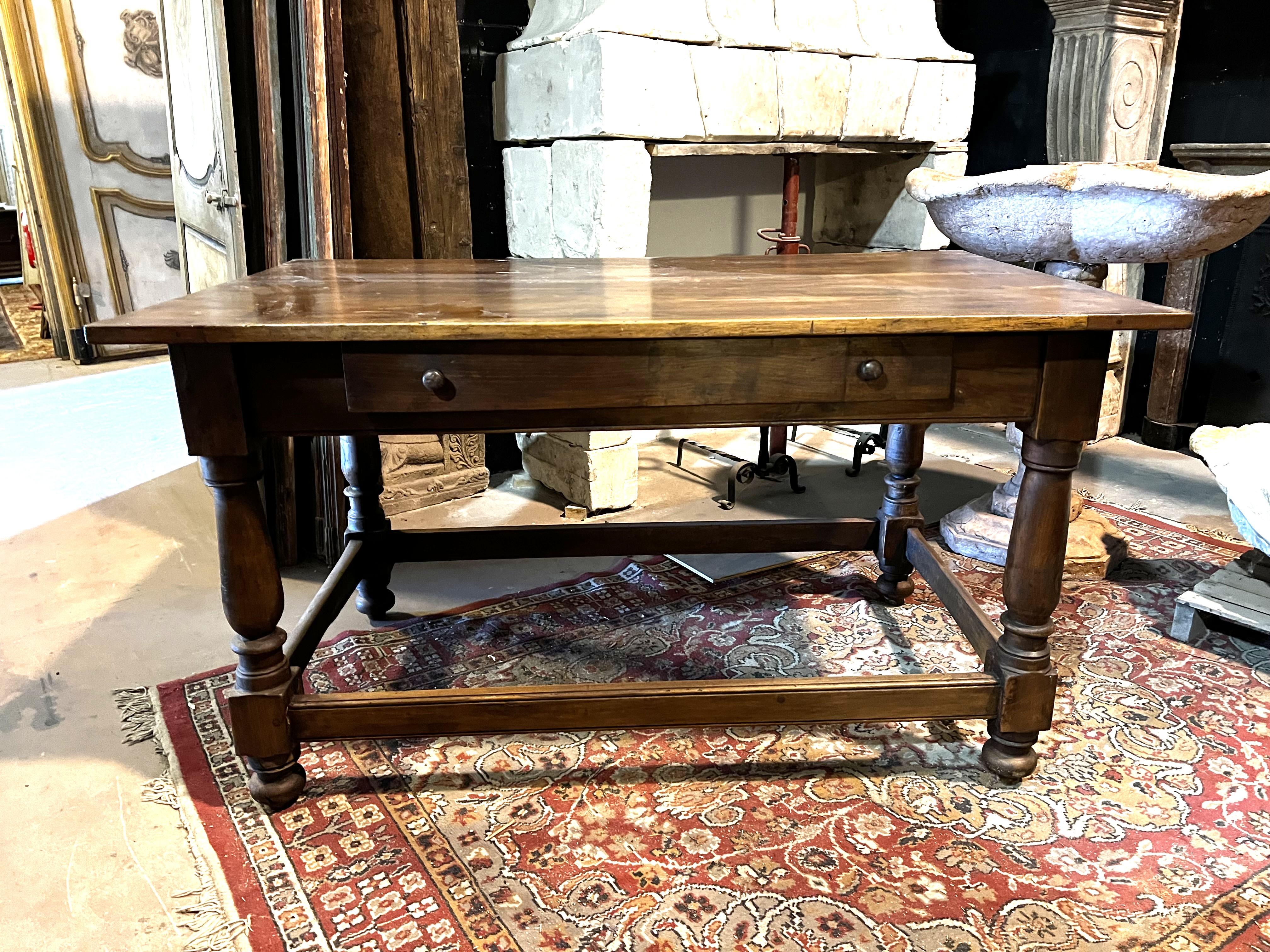Italian Table en noyer avec commode et pieds tournés, Italie en vente