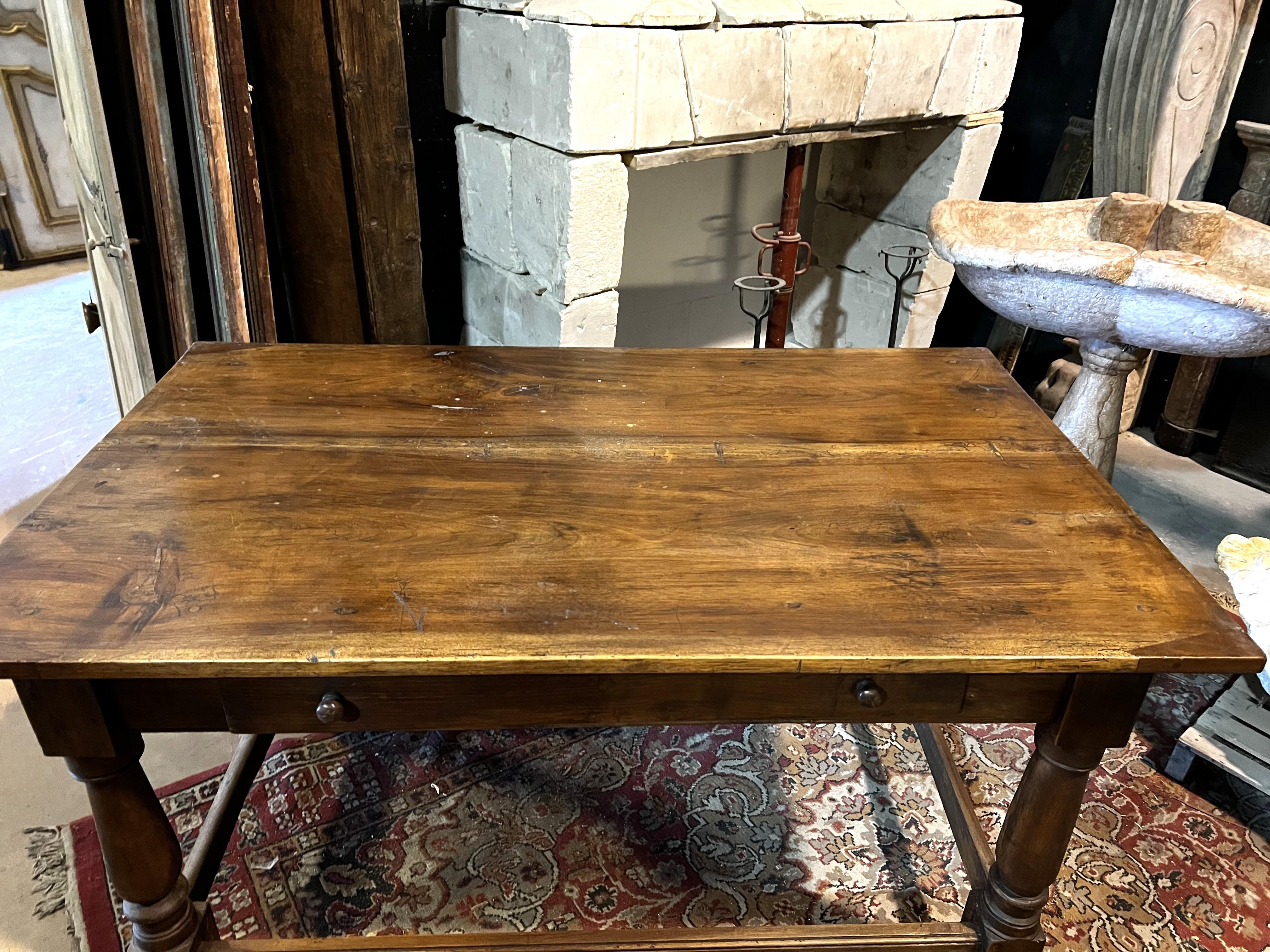 Table en noyer avec commode et pieds tournés, Italie Bon état - En vente à Cuneo, Italy (CN)