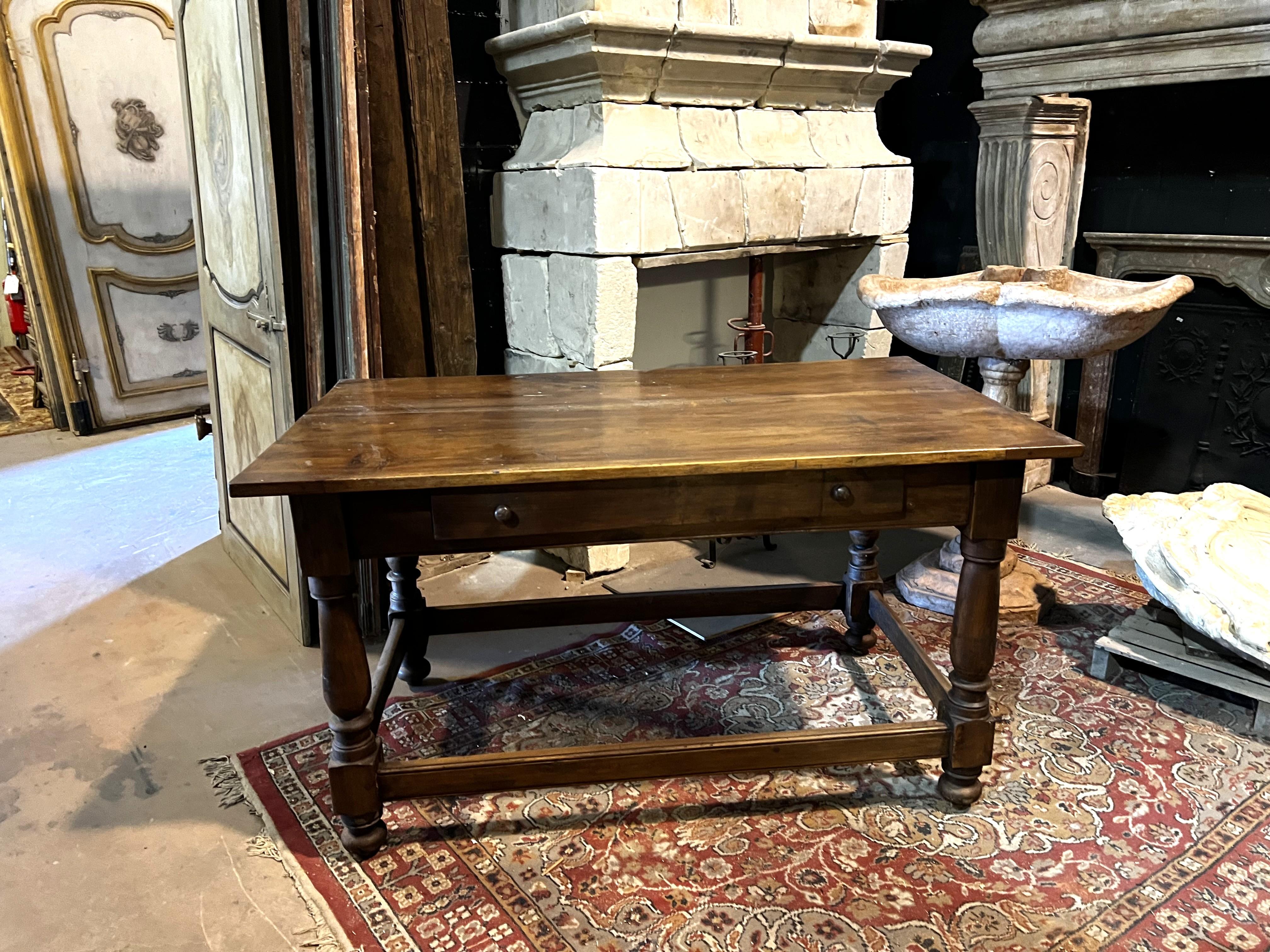 18th Century and Earlier Table en noyer avec commode et pieds tournés, Italie en vente