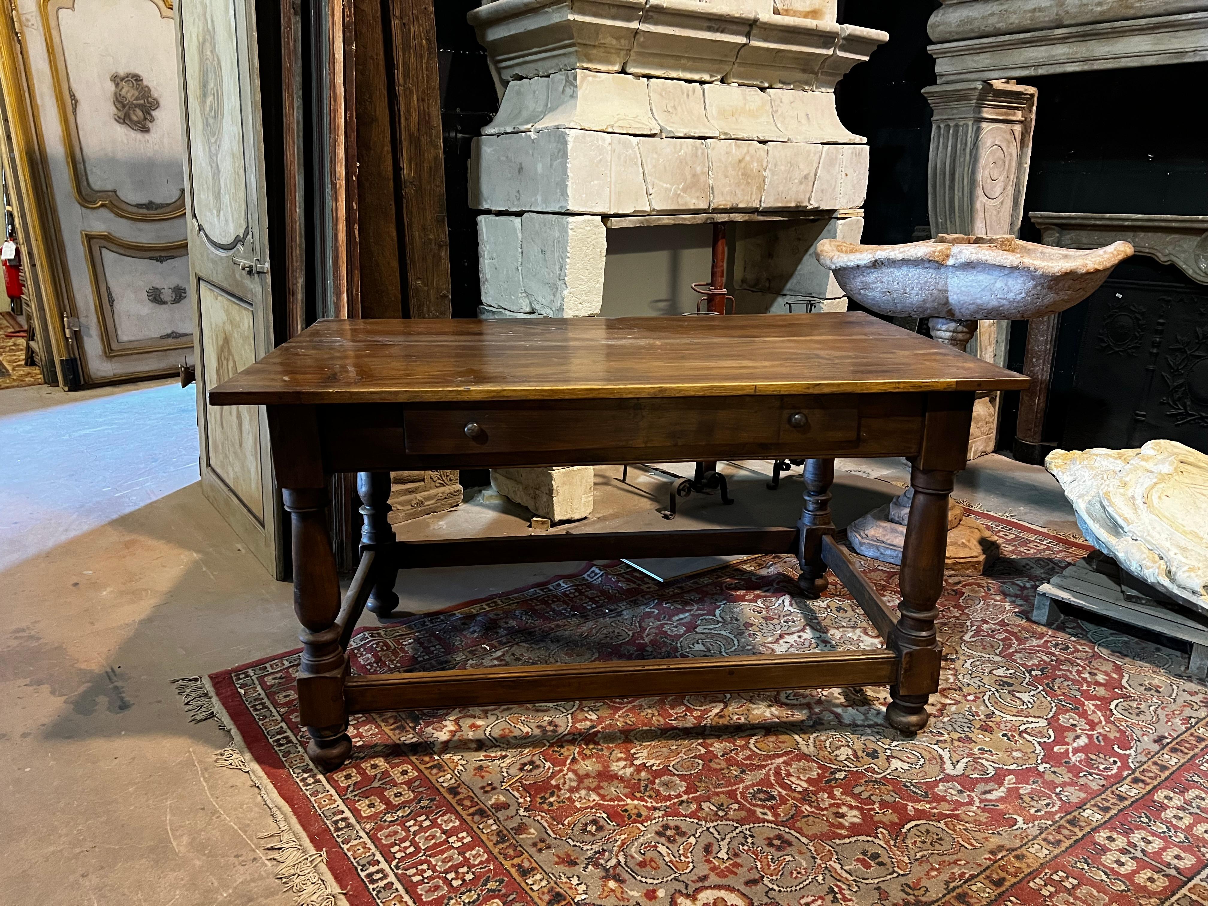 Noyer Table en noyer avec commode et pieds tournés, Italie en vente