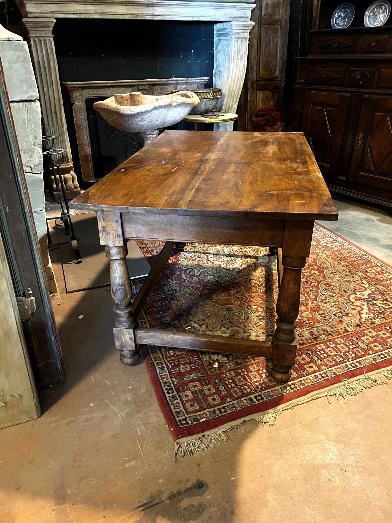 Table en noyer avec commode et pieds tournés, Italie en vente 1